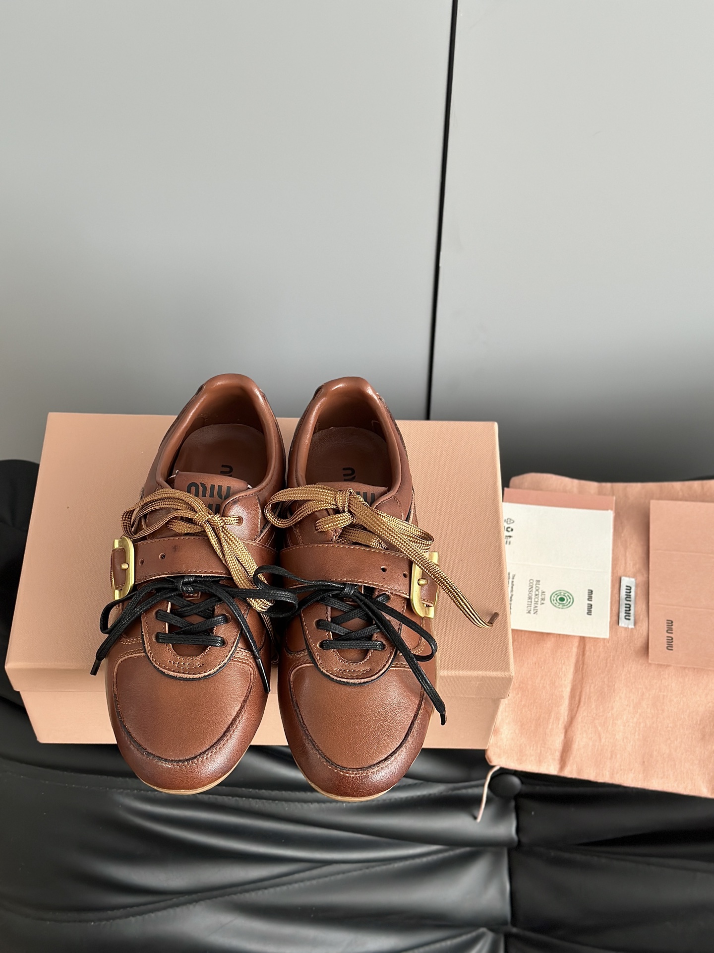 NO:249763,Miumi*25ss new model of catwalk color cowhide made old German training shoes casual sneakers are based on classic retro shoe shapes. Textured leather outlines smooth lines. Retro contour metal buckle and shoelace design cleverly blend, breaking the convention, injecting unrestrained soul into the whole, and every step is a casual and fashionable attitude. With the concept of the love at this moment, it is diverse and conveying the modern style~ It looks good no matter how you wear it. This summer's fashionable favorite is the upper. The upper uses imported cowhide, inner foot pads, original custom mesh   sheepskin, original open mold rubber sole. Size: 35-39 (40.41 custom-made, no return or exchange), casual shoes/sports shoes, miumiu, sneakers, cowhide, sheepskin19860909批 Miumi*25ss新款走秀款款擦色牛皮做旧德训鞋休闲运动鞋 以经典复古鞋型为蓝本 质感皮革勾勒流畅线条 复古轮廓金属扣与鞋带设计巧妙融合 打破常规 为整体注入不羁灵魂 每一步都踏出随性又时髦的态度. 与此刻挚爱的概念,多元对撞,传达现代风格~ 怎么穿都好看今夏时髦精最爱 鞋面采用进口擦色牛皮,内里垫脚原版定制网布 羊皮,原版开模橡胶大底 Size:35-39（40.41定做不退换）,休闲鞋/运动鞋,miumiu,sneakers,cowhide,sheepskin,Women's Shoes