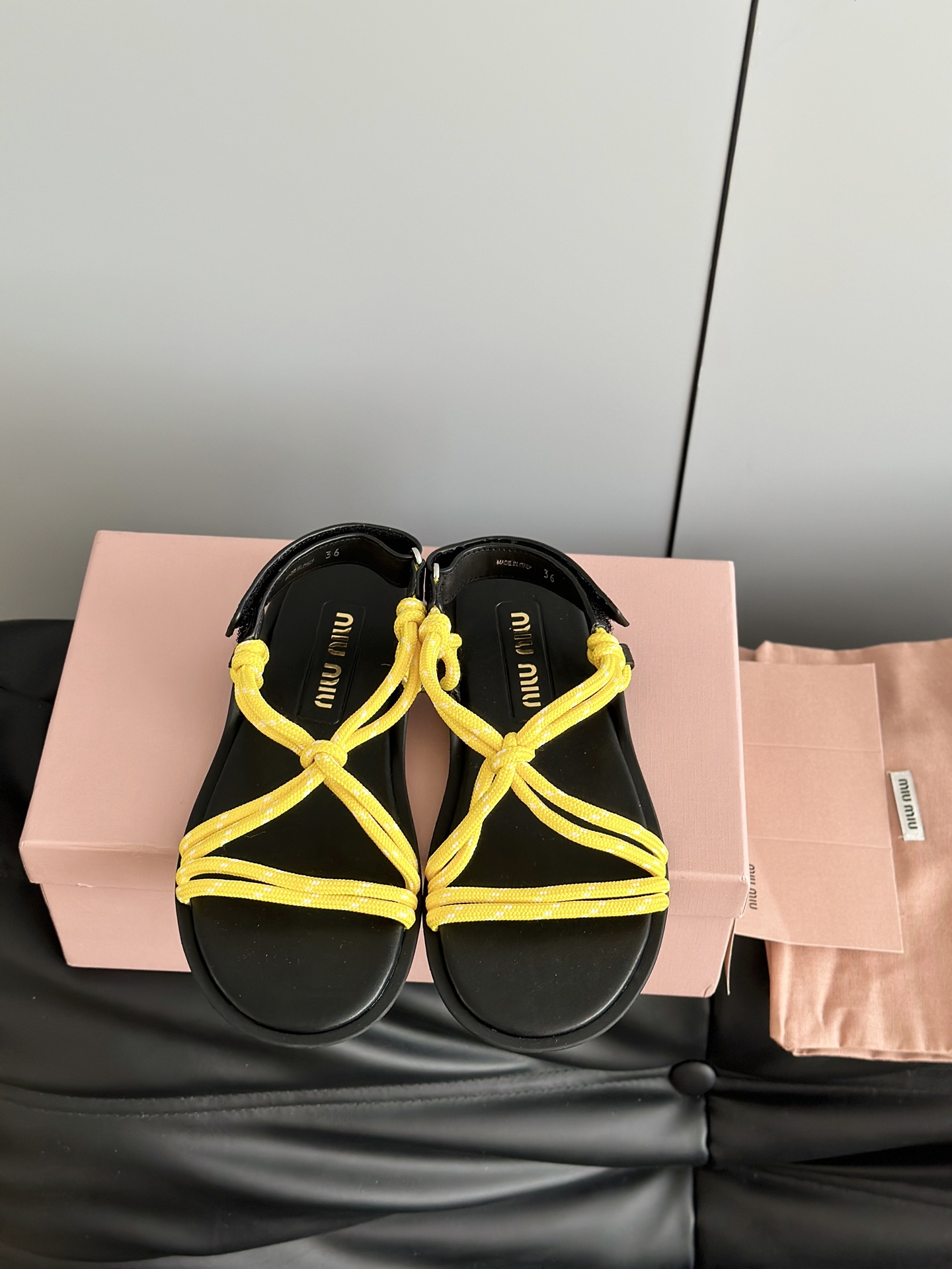 NO:255033,Miumi's newest knitted flat sandals. Don't look simple. Each craft is very complicated. The very beautiful Maillard color flat shoes, electric embroidery design, unique style, very textured. The diamond and diamond style texture instantly sell the market version. The upper is original custom cowhide, inner sheepskin. The sole is original open-molded sole. Size35-40 (40 custom made without return and exchange), sandals, miumiu, sandals, flats, cowhide, sheepskin19860909批 Miumi*新款编绳绳结平底凉鞋 别看简单 工艺每个都很复杂 非常留行的美拉德配色平底鞋,电绣工艺设计、独特风格,非常有质感 钻钻款质感秒杀市场版本. 鞋面原版定制牛皮,内里羊皮 鞋底原版开模大底 Size35-40（40定做不退换）,凉鞋,miumiu,sandals,flats,cowhide,sheepskin,Women's Shoes