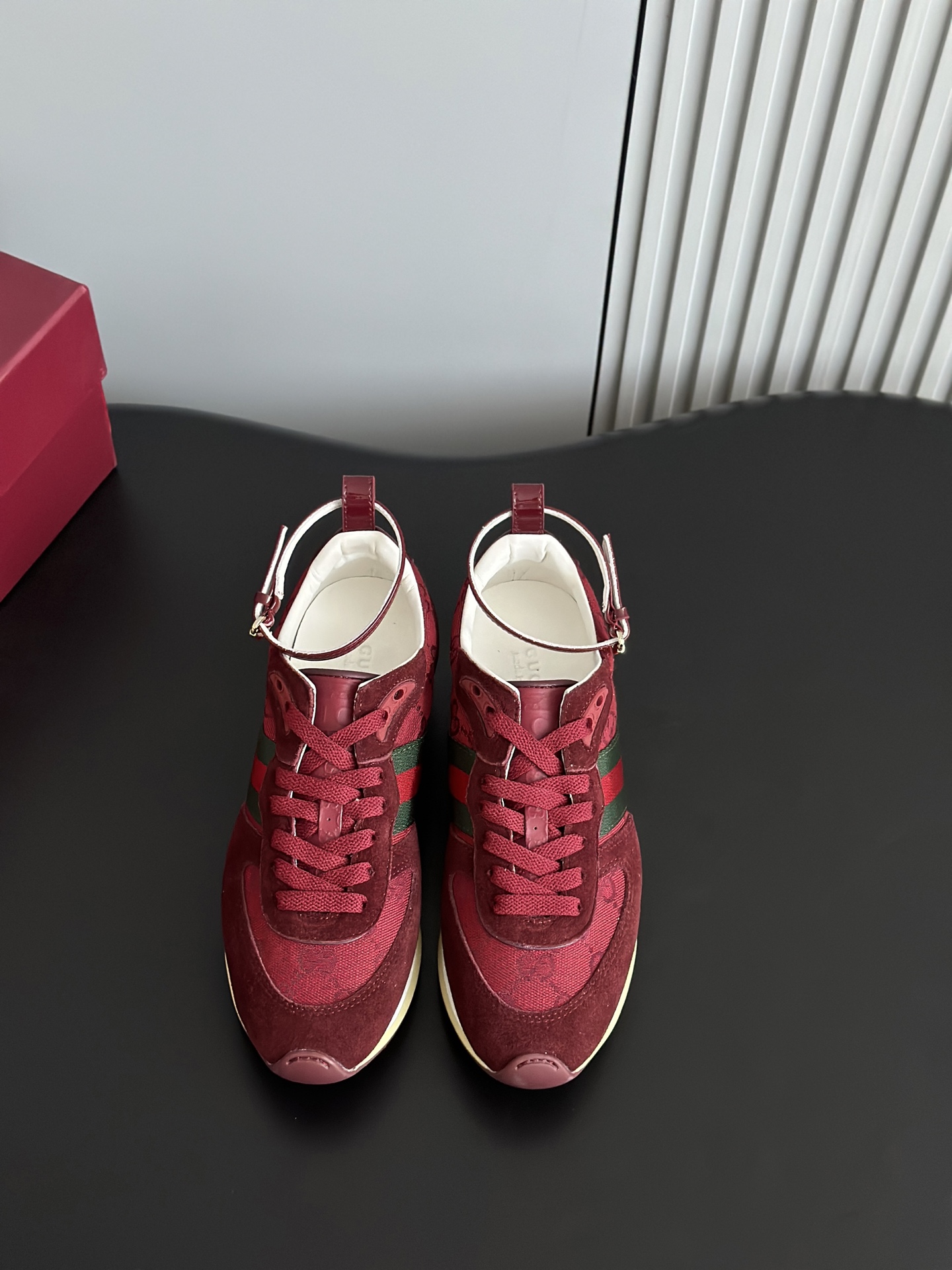 NO:245400,Bulk Gucc*25 new Re-Motio series Forrest Gump sneakers This sneaker can be worn on both sides, removable and adjustable ankle straps, the light and flexible outsole has been specially treated, full of a rich retro style. The upper is made of original custom imported cowhide fabric, customized breathable mesh, original mold opening tpu sole Size: 35-40 (4041 custom made without return or exchange), casual shoes/sports shoes, gucci, sneakers, cowhide19860909批 Gucc*25新款Re-Motio系列阿甘运动鞋 这款运动鞋可两穿,可拆卸可调节踝部绑带,轻盈且灵活的外底经过特殊处理,洋溢着浓郁的复古风情. 鞋面采用原版定制进口头层牛皮面料,定制透气网里,原版开模tpu鞋底 Size:35-40（4041定做不退换）,休闲鞋/运动鞋,gucci,sneakers,cowhide,Women's Shoes