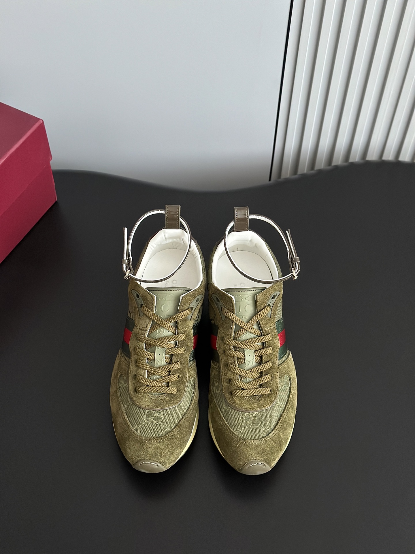 NO:245403,Bulk Gucc*25 new Re-Motio series Forrest Gump sneakers This sneaker can be worn on both sides, removable and adjustable ankle straps, the light and flexible outsole has been specially treated, full of a rich retro style. The upper is made of original custom imported cowhide fabric, customized breathable mesh, original mold opening tpu sole Size: 35-40 (4041 custom made non-return and exchange, casual shoes/sports shoes, gucci, sneakers, cowhide19860909批 Gucc*25新款Re-Motio系列阿甘运动鞋 这款运动鞋可两穿,可拆卸可调节踝部绑带,轻盈且灵活的外底经过特殊处理,洋溢着浓郁的复古风情. 鞋面采用原版定制进口头层牛皮面料,定制透气网里,原版开模tpu鞋底 Size:35-40（4041定做不退换,休闲鞋/运动鞋,gucci,sneakers,cowhide,Women's Shoes