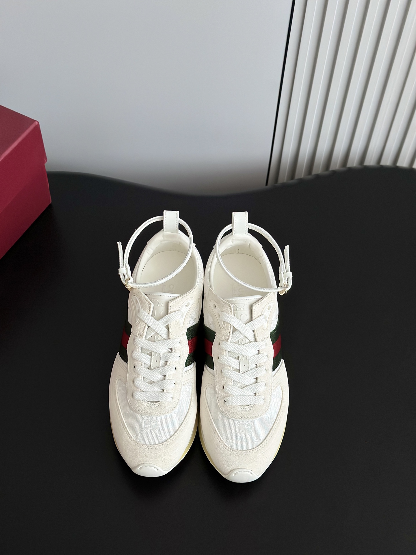 NO:245406,Bulk Gucc*25 new Re-Motio series Forrest Gump sneakers This sneaker can be worn on both sides, removable and adjustable ankle straps, the light and flexible outsole has been specially treated, full of a rich retro style. The upper is made of original custom imported cowhide fabric, customized breathable mesh, original mold opening tpu sole Size: 35-40 (4041 custom made without return or exchange), casual shoes/sports shoes, gucci, sneakers, cowhide19860909批 Gucc*25新款Re-Motio系列阿甘运动鞋 这款运动鞋可两穿,可拆卸可调节踝部绑带,轻盈且灵活的外底经过特殊处理,洋溢着浓郁的复古风情. 鞋面采用原版定制进口头层牛皮面料,定制透气网里,原版开模tpu鞋底 Size:35-40（4041定做不退换）,休闲鞋/运动鞋,gucci,sneakers,cowhide,Women's Shoes