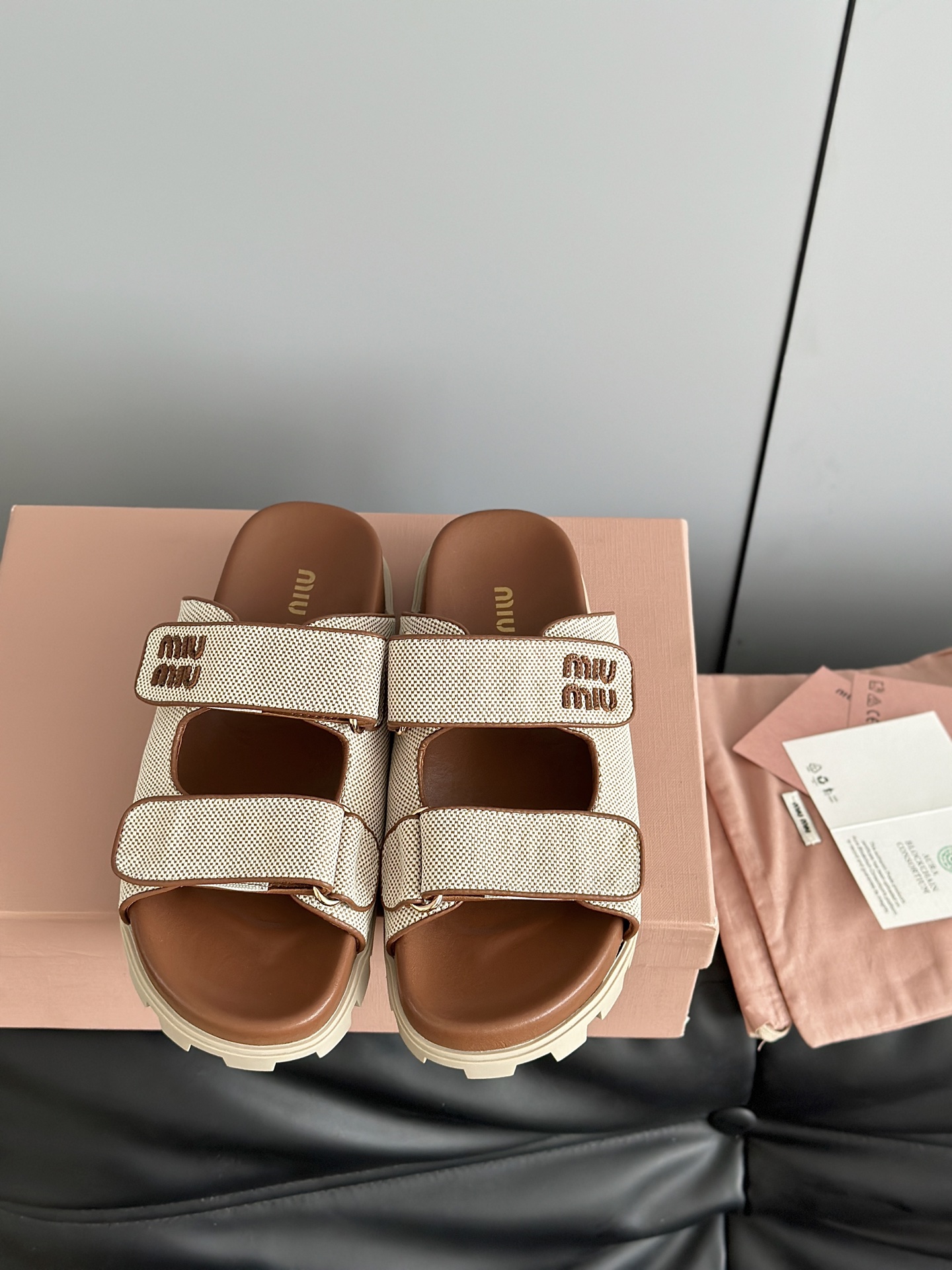 NO:261564,Miumi*25 new gold coin toe thick-soled mules half slippers. The gold coin loafer elements that are very popular this year. M home is fun to enjoy the classic style and retro inspiration. This Baotou Mules are sculpted with this style!  How can you miss a pair of versatile and comfortable sandals in summer?  Not only is this slipper designed for simple and elegant, but it is also super comfortable to wear. It is a must-have artifact for summer!  It is perfectly matched with any clothes, a perfect fashion item!  The upper is made of original fabric cowhide, inner sheepskin lining, original rubber sole Size: 35-39 (40 custom made without return or exchange), semi-slippers, miumiu, loafers, sandals, slippers, cowhide, sheepskin19860909批 Miumi*25新款金币包头厚底穆勒半拖鞋 今年很火很流行的金币乐福鞋元素,M家玩味经典风格与复古灵感,塑就此款包头穆勒鞋！ 夏天怎么能少得了一双百搭又舒适的凉鞋呢？这款拖鞋不仅设计简约大方,而且穿起来超级舒服,简直就是夏日必备神器！搭配任何衣服都毫不违和,妥妥的时尚单品！ 鞋面采用原版布料牛皮包边,内里羊皮内里,原版橡胶鞋底 Size:35-39（40定制不退换）,半拖拖鞋,miumiu,loafers,sandals,slippers,cowhide,sheepskin,Women's Shoes