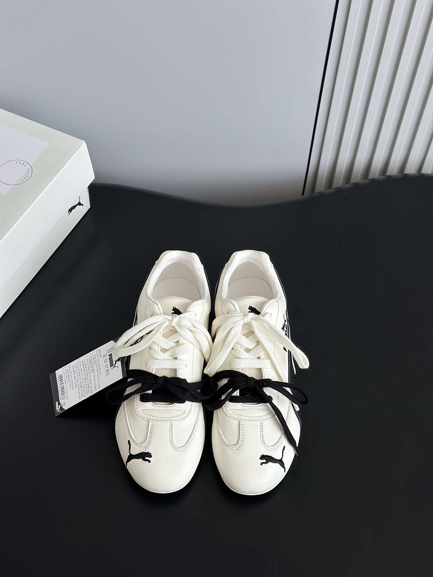 NO:261561,A perfect fusion of fashion and sports by Open yy x Puma co-branded sneakers. Shark style is so beautiful. The pink is so cute. It needs a little bright color in summer. The joint name of Fenty and Puma is undoubtedly a passionate collision between fashion and sports!  I really recommend it!  !  The sisters are really popular this year. Seeing this pumaxopenyy beige design, this retro feel. The overall shoe has a very texture and the overall shoe shape is very retro, and the design of the flip tongue is even more classic. It makes you feel more retro. The footwear effect is very comfortable. The soles are thinner like the foot feeling of De Xun. It is full of high-end feeling, which is simply amazing!  The upper is made of imported sheepskin, original fabric inside, original outsole Size35-40, casual shoes/sports shoes, fendi, sneakers, sheepskin19860909批 Open yy x Puma 联名款运动鞋时尚与运动的完美融合 鲨风了 太好看啦 粉色好嗲 夏天需要一点亮色系 Fenty 与彪马的联名无疑是一次时尚与运动的激情碰撞！我真的好推荐啊！！姐妹们今年复古风真的好火的 看到这pumaxopenyy米色这设计这复古的感觉的 鞋子整体非常有质感整体的鞋型非常的复古,翻盖鞋舌的设计更是经典.让你一整个复古的感觉更加浓郁 上脚效果 很舒服的.鞋底比较薄像德训的脚感. 高级感满满,简直不要太赞！ 鞋面采用进口羊皮,内里原版布,原版大底 Size35-40,休闲鞋/运动鞋,fendi,sneakers,sheepskin,Women's Shoes