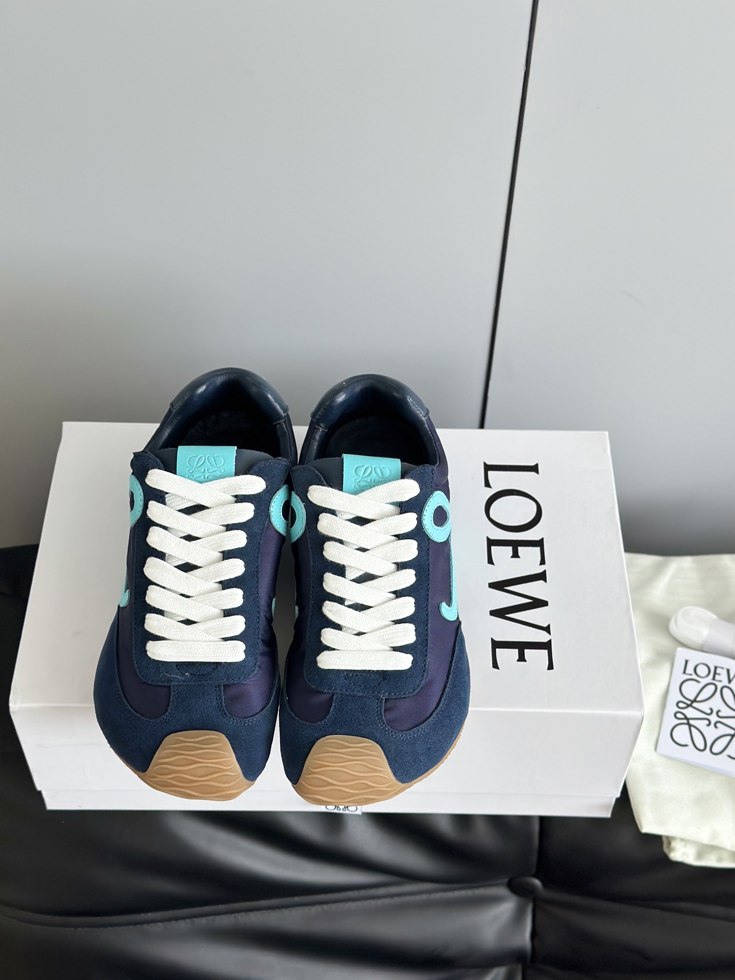 NO:625921,LOEW* Loewe's 2025 early spring new style | Ballet Runner2.0 new ballet shoes casual sports shoes, super good asymmetric toe shape, super soft, lightweight and flexible sole, new wave texture rubber outsole, extending to the toe, upgraded soft leather lining and footbed to provide maximum comfort  The upper is made of original imported nylon calf leather spliced with suede, the lining is sheepskin, the original molded outsole, the heel has a 3D injection rubber logo, the original plate is fully molded to match the material, and comes with a full set of packaging airplane box Size35-45 (couple model), casual shoes/sports shoes, loewe, loewe, sneakers, cowhide, sheepskin, chamois leather19860909LOEW*罗意威2025早春新款 | Ballet Runner2.0 新款芭蕾舞鞋休闲运动鞋 超级棒 不对称鞋头造型超柔软,轻便且灵活的鞋底,新的波浪纹理橡胶外底,延伸至鞋头,升级的柔软皮革内衬和鞋床,提供最大舒适感 鞋面采用原版进口尼龙布小牛皮拼接麂皮,内里垫脚绵羊皮,原版开模大底,后跟有3D注塑橡胶logo,原板全开模对版材质 配全套包装飞机盒 Size35-45（情侣款）,休闲鞋/运动鞋,loewe,loewe,sneakers,cowhide,sheepskin,chamois leather,Women's Shoes