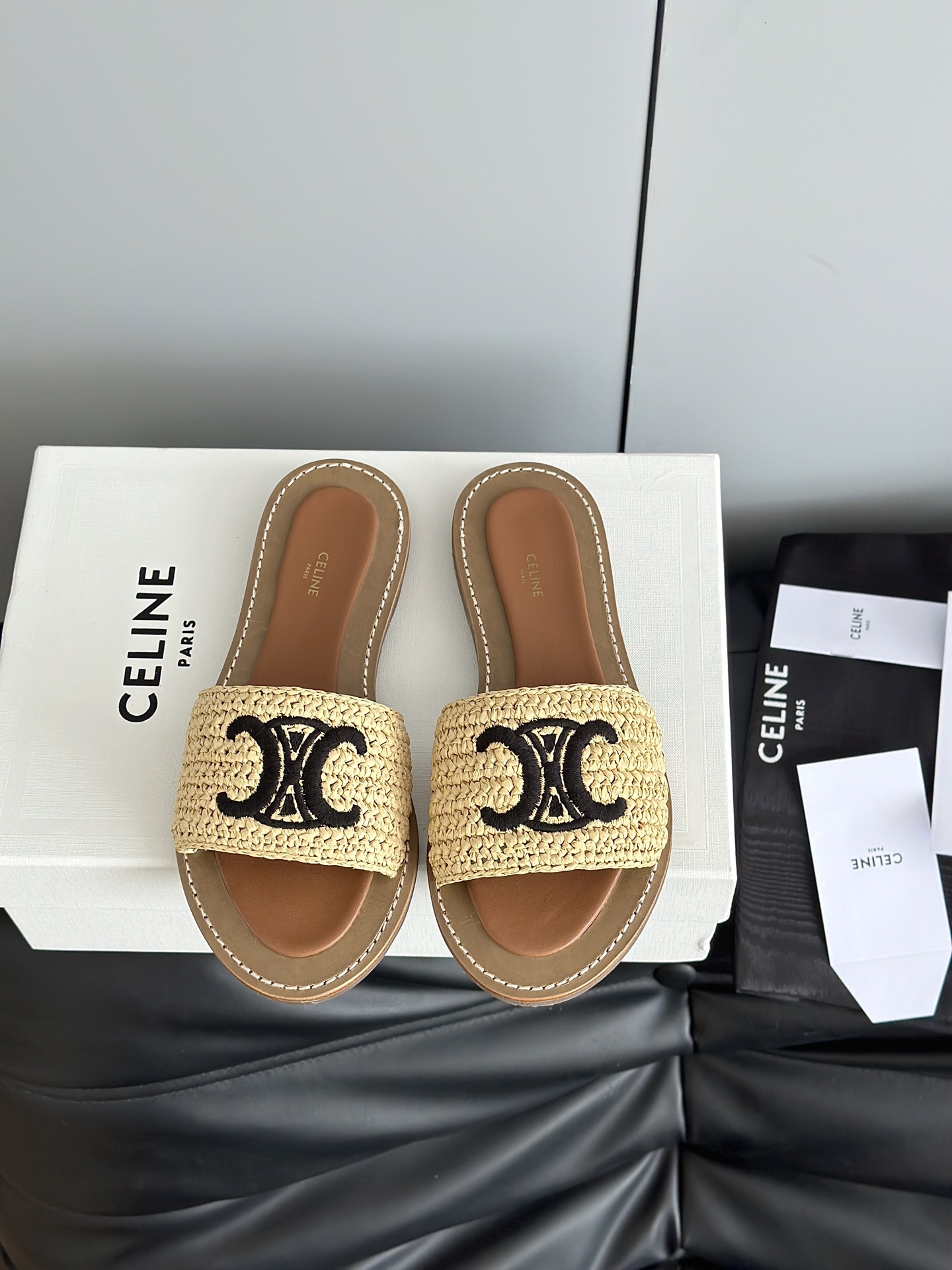 NO:886200,Celin*25 new early spring Arc de Triomphe striped straw holiday slippers. The French coffee color is like the warm tones of Left Bank cafes. It is classic and charming. It can easily adapt to various summer looks. The suede leather texture is unique and can be worn barefoot. The delicate touch spreads from the soles of the feet, which is fashionable and comfortable. The simple shoe shape is smooth and elegant, and inadvertently modifies the foot shape. It can be worn at home or out on the street, and it can easily capture the essence of French laziness.  The upper is made of imported raffia pure hand-woven/original cloth, with sheepskin lining, original Italian leather outsole Size 35-39 (40, 41 customized, non-refundable), slippers, celine, slippers, espadrilles, sheepskin, Leather soles19860909Celin*25早春新品凯旋门条纹草编度假拖鞋 法式咖色像是左岸咖啡馆的暖调,经典又迷人,轻松适配各种夏日look.翻毛皮质感独特,光脚穿,细腻触感从脚底蔓延,时髦 又惬意. 简约鞋型流畅优雅,不经意间修饰脚型.宅家、出街都好穿,轻松拿捏法式慵懒精髓. 鞋面采用进口拉菲草纯手工编织/原版布,内里羊皮里,原版意大利真皮大底 Size35-39（40,41订做不退换）,拖鞋,celine,slippers,espadrilles,sheepskin,Leather soles,Women's Shoes