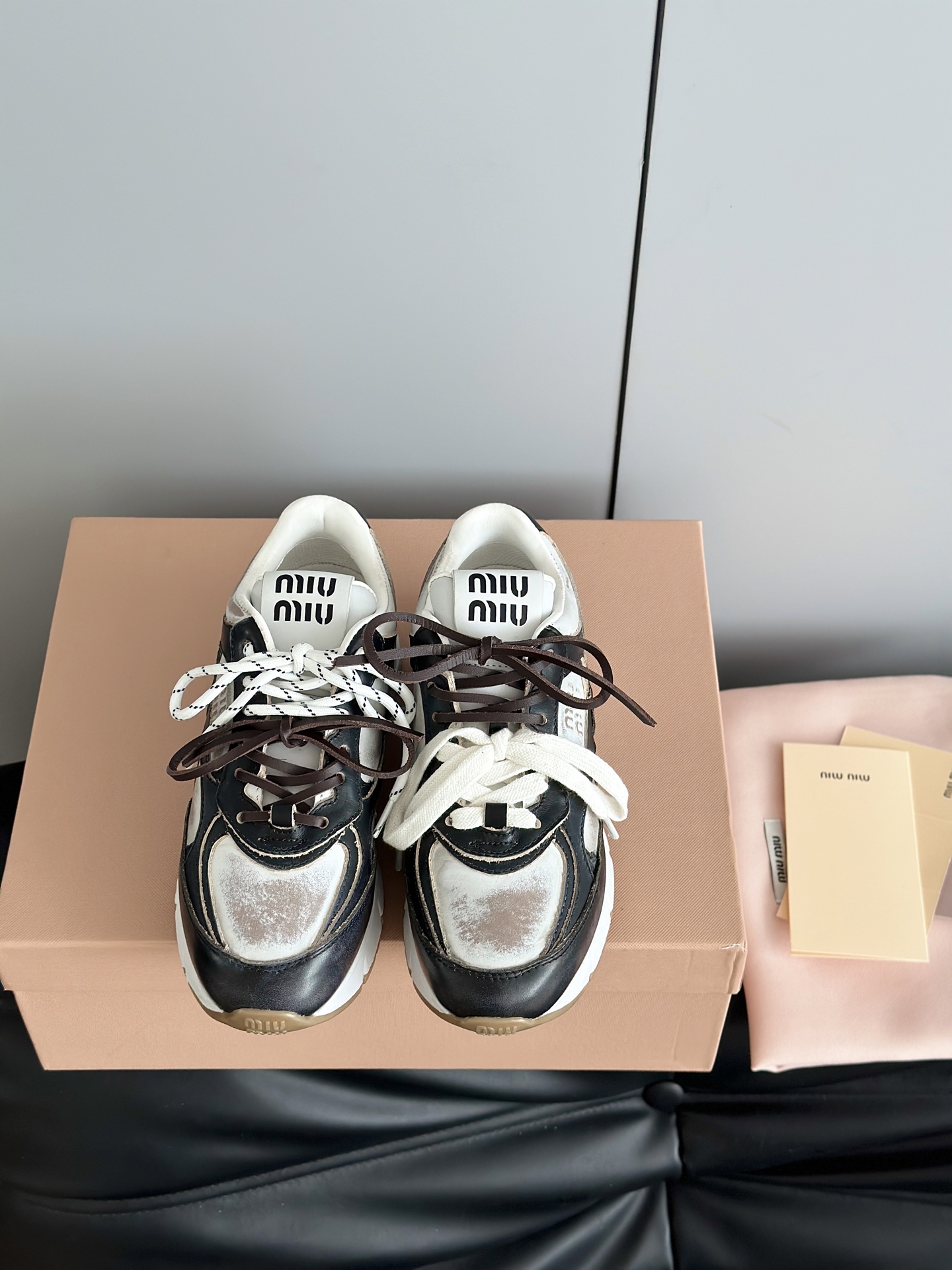 NO:392654,MiuMi* new retro daddy shoes casual shoes are so beautiful!  Soft leather material, delicate touch, skin-friendly and comfortable. The sole has excellent texture, and it seems to be walking on the clouds and showing the quality. The upper is made of imported calfskin, inner cowhide, raw rubber sole (unslip and wear-resistant) Size35-40 (40 custom made without return or exchange), casual shoes/sports shoes, miumiu, sneakers, cowhide19860909批 MiuMi*新款复古老爹鞋休闲鞋 美到心坎上啦！柔软的真皮材质,触感细腻,亲肤舒适.鞋底的质感绝佳,行走间仿佛踩在云朵上细节之处尽显品质.. 鞋面采用进口小牛皮,内里牛皮,鞋底生胶底(防滑耐磨超级棒) Size35-40（40订做不退换）,休闲鞋/运动鞋,miumiu,sneakers,cowhide,Women's Shoes