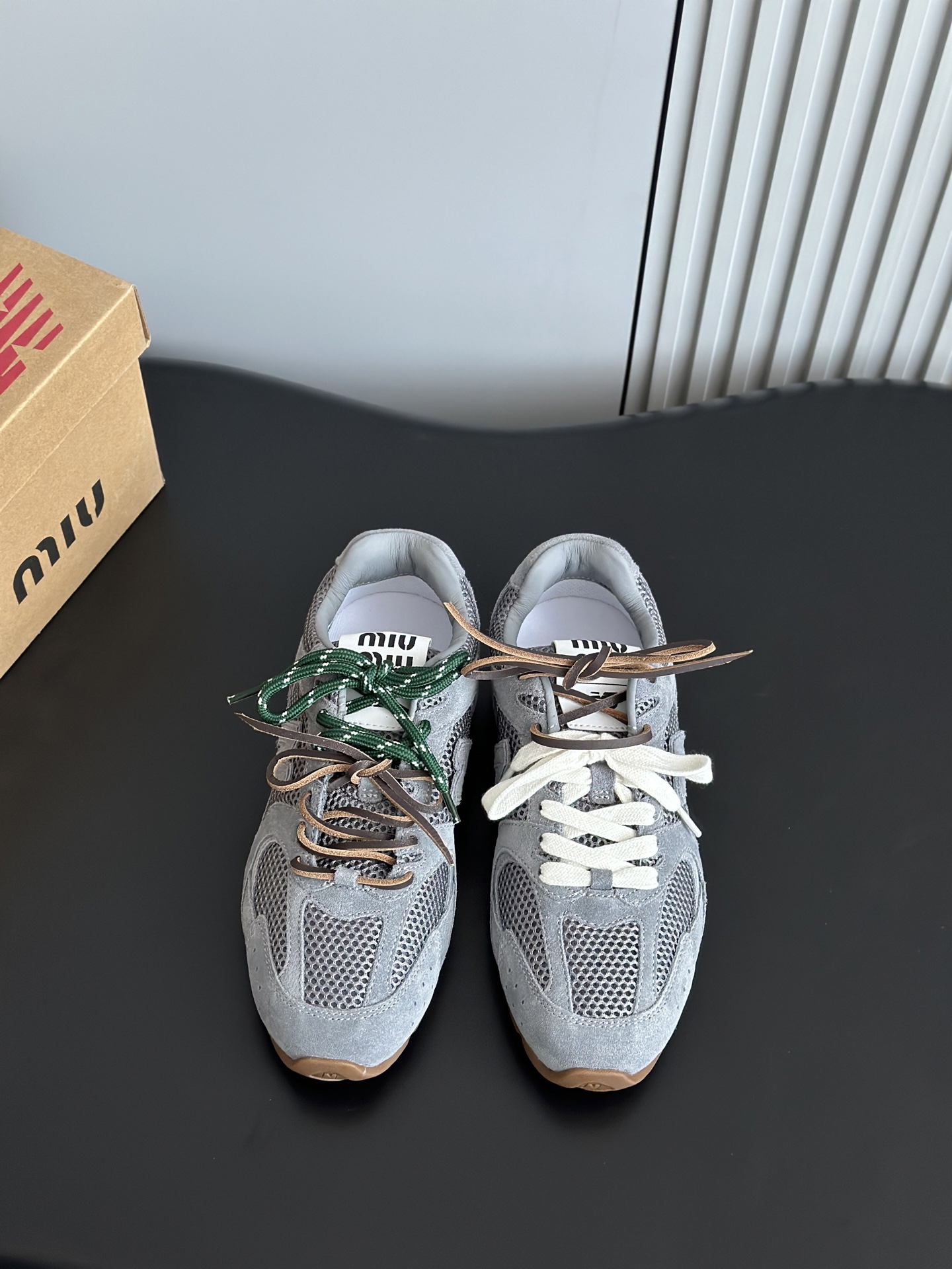 NO:392651,Miumi* new Balanc* 530 co-branded couple sneakers Happy shoes from Maillard retro-colored and old casual shoes The upper is made of pair of cow back velvet and suede, cowhide inner lining, private mold non-slip wear-resistant rubber outsole The shoelaces are made of the popular pair of shoelaces recently. Each pair of shoes is equipped with three-size shoelaces. Women's size 35-39 (40 custom made without return) Men's size 39-44, casual shoes/sports shoes, miumiu, sneakers, cowhide, chamois leather19860909批 Miumi* new Balanc* 530 联名款情侣运动鞋 来自美拉德的快乐鞋复古擦色做旧休闲鞋 鞋面采用对版牛反绒和麂皮,牛皮内里,私模防滑耐磨橡胶大底 鞋带采用了最近很流行的双鞋带设计每一双鞋配备三幅鞋带 女款尺码35-39（40订做不退换） 男款尺码39-44,休闲鞋/运动鞋,miumiu,sneakers,cowhide,chamois leather,Women's Shoes