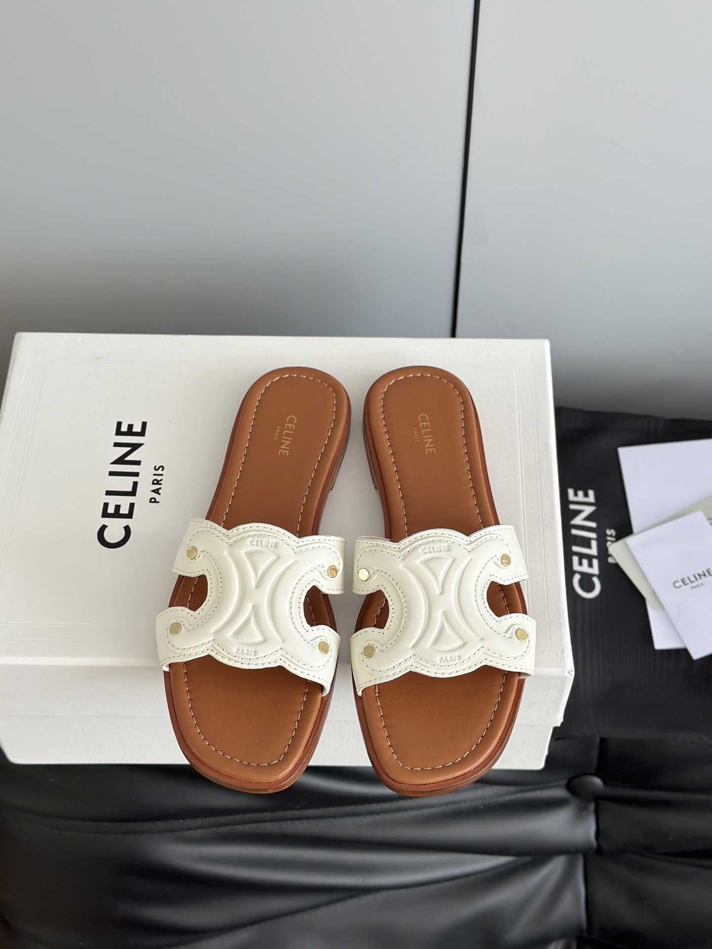NO:886190,Celin*25ss, the latest spring and summer Arc de Triomphe sandals, are simple, stylish and timeless. They are a classic that will never fade away in the fashion world. The retro British style allows you to wear a different temperament. The upper is made of imported original cowhide, cowhide lining, and original molded outsole. Size34-42 (34 40 41 42 is custom-made and cannot be returned or exchanged), slippers, celine, slippers, cowhide19860909Celin*25ss春夏最新凯旋门凉拖鞋 简约大气时髦 耐看不过时 是时尚圈永不退潮的经典所在,复古的英伦风格,让你穿出不一样的气质 鞋面采用进口原版牛皮,牛皮内里,原版开模大底 Size34-42（34 40 41 42订做不退换）,拖鞋,celine,slippers,cowhide,Women's Shoes