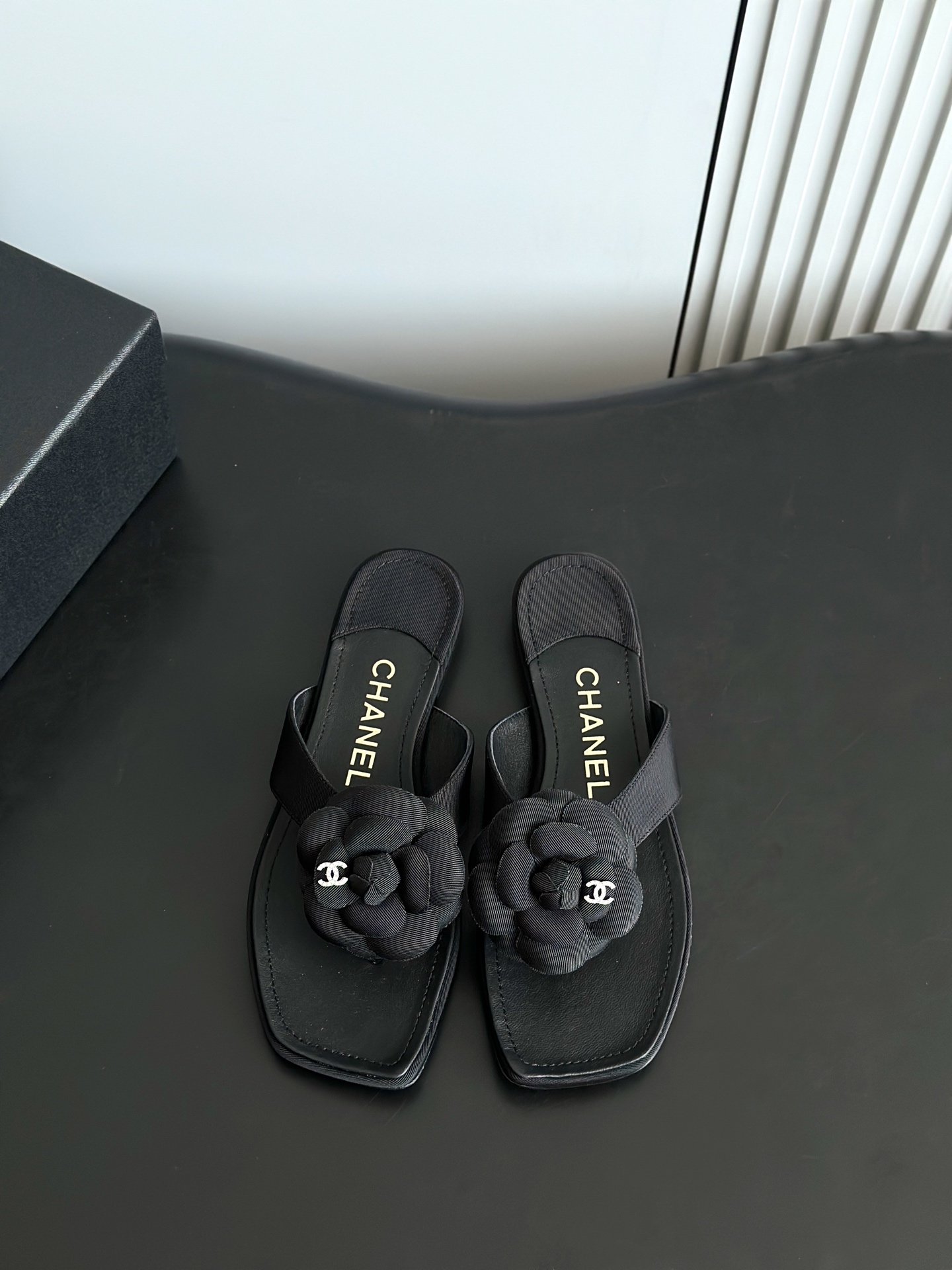 NO:448022,Chane*25C new camellia foot sandals. This season's camellia series is really beautiful. Grandma's usual elegant and famous temperament is full of high-end feeling!  Very nice on the upper~ The upper is made of imported lambskin, inner foot pad mixed-bred sheepskin, Italian A-grade leather outsole Size35-39 (customized by 40, 41), split-toed shoes, chanel, slippers, sheepskin, Leather soles19860909Chane*25C新款山茶花夹脚凉拖鞋 这一季山茶花系列真的超美,香奶奶家一贯的优雅名媛气质,高级感十足！上脚非常nice～ 鞋面采用进口小羊皮,内里垫脚混种羊皮,意大利A级真皮大底 Size35-39（40,41定制）,分趾鞋,chanel,slippers,sheepskin,Leather soles,Women's Shoes