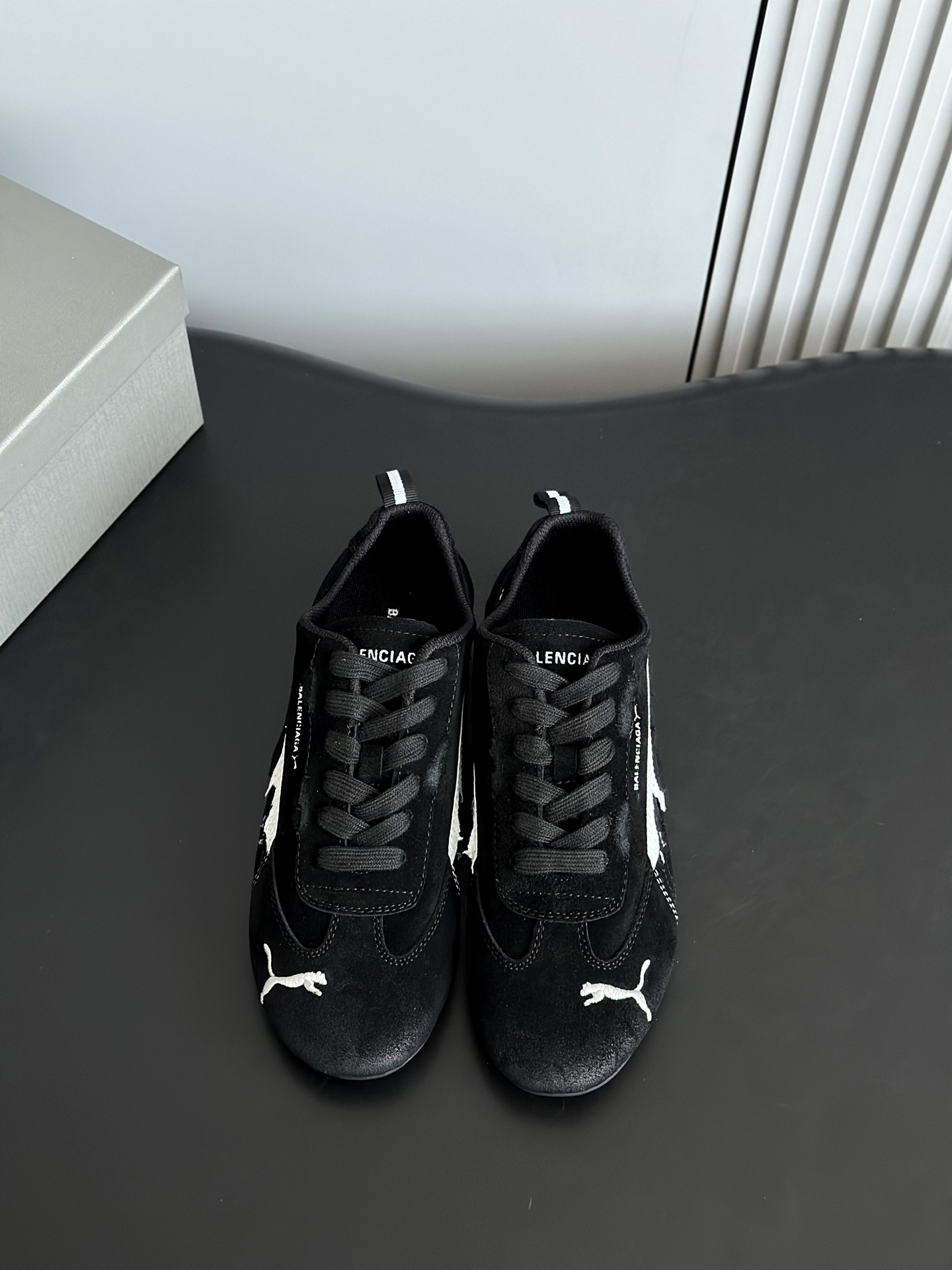 NO:437184,Puma X Balenciaga co-branded Ultrasoft Speedcats couple sneakers casual training shoes adopt soft and non-fixed upper, the design originated from Balenciaga's 2025 spring and summer series. Balenciaga and Puma have launched an upgraded version of Speedcat sneakers. This sneaker was originally released in 1999 and is now made of old suede. All structural elements of the upper create a flexible sock-style fit, while retaining the original light and flexible flat design. The upper uses original suede and original open-molded sole for women 35-40 (40 custom-made without return and exchange)  Men's 39-45 (45 custom made without return or exchange), casual shoes/sports shoes, balenciaga, balenciaga, sneakers, chamois leather19860909Puma X Balenciaga联名款 彪马巴黎世家联名Ultrasoft Speedcats 情侣款运动鞋休闲德训鞋 采用柔软且无固定结构的鞋面,该设计源自巴黎世家（Balenciaga）2025年春夏季系列 巴黎世家与彪马的合作推出了Speedcat运动鞋的升级版.这款运动鞋最初于1999年发布,如今采用做旧绒面革制作. 鞋面的所有结构元素打造出灵活的袜套式贴合感,同时保留了原本轻薄、灵活的平底设计. 鞋面采用原版麂皮,原版开模大底 女35-40（40定做不退换） 男39-45（45定做不退换）,休闲鞋/运动鞋,balenciaga,balenciaga,sneakers,chamois leather,Women's Shoes