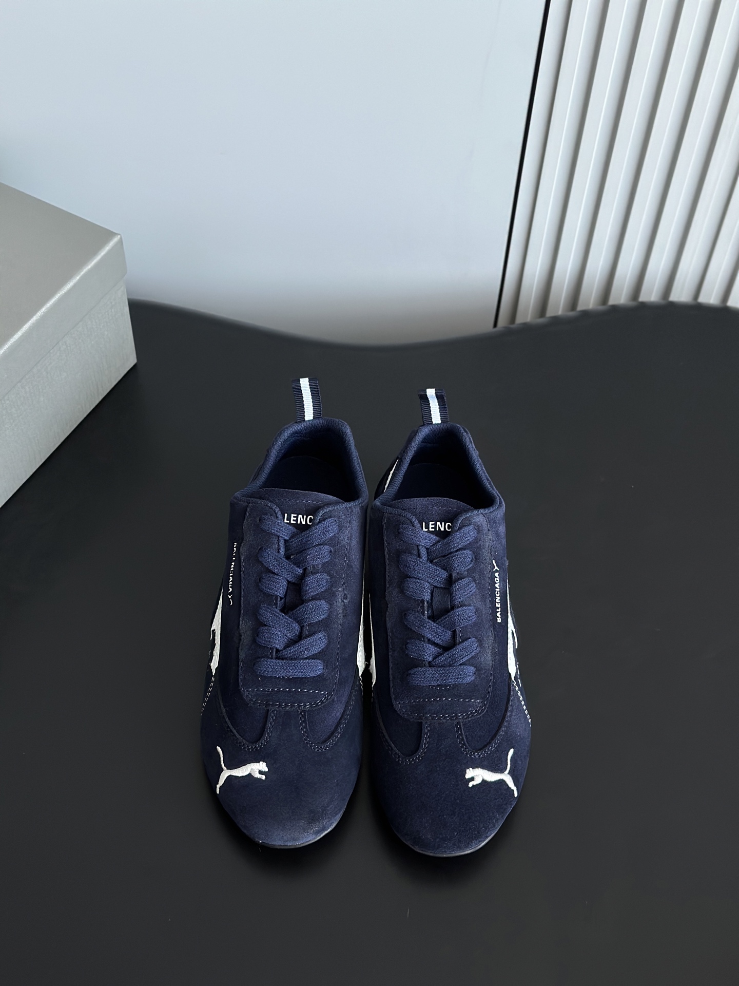 NO:437191,.Puma X Balenciaga co-branded Ultrasoft Speedcats couple sneakers casual training shoes adopt soft and non-fixed upper, the design originated from Balenciaga's 2025 spring and summer series. Balenciaga and Puma have launched an upgraded version of Speedcat sneakers. This sneaker was originally released in 1999 and is now made of old suede. All structural elements of the upper create a flexible sock-style fit, while retaining the original light and flexible flat design. The upper uses original suede and the original open-molded sole for women 35-40 (40 custom-made without return and exchange)  Men's 39-45 (45 custom made without return or exchange), casual shoes/sports shoes, balenciaga, balenciaga, sneakers, chamois leather19860909.Puma X Balenciaga联名款 彪马巴黎世家联名Ultrasoft Speedcats 情侣款运动鞋休闲德训鞋 采用柔软且无固定结构的鞋面,该设计源自巴黎世家（Balenciaga）2025年春夏季系列 巴黎世家与彪马的合作推出了Speedcat运动鞋的升级版.这款运动鞋最初于1999年发布,如今采用做旧绒面革制作. 鞋面的所有结构元素打造出灵活的袜套式贴合感,同时保留了原本轻薄、灵活的平底设计. 鞋面采用原版麂皮,原版开模大底 女35-40（40定做不退换） 男39-45（45定做不退换）,休闲鞋/运动鞋,balenciaga,balenciaga,sneakers,chamois leather,Women's Shoes