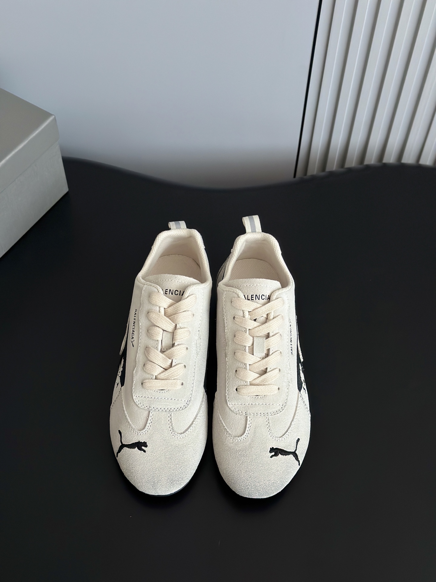 NO:437197,Puma X Balenciaga co-branded Ultrasoft Speedcats couple sneakers casual training shoes adopt soft and non-fixed upper, the design originated from Balenciaga's 2025 spring and summer series. Balenciaga and Puma have launched an upgraded version of Speedcat sneakers. This sneaker was originally released in 1999 and is now made of old suede. All structural elements of the upper create a flexible sock-style fit, while retaining the original light and flexible flat design. The upper uses original suede and original open-molded sole for women 35-40 (40 custom-made without return and exchange)  Men's 39-45 (45 custom made without return or exchange), casual shoes/sports shoes, balenciaga, balenciaga, sneakers, chamois leather19860909Puma X Balenciaga联名款 彪马巴黎世家联名Ultrasoft Speedcats 情侣款运动鞋休闲德训鞋 采用柔软且无固定结构的鞋面,该设计源自巴黎世家（Balenciaga）2025年春夏季系列 巴黎世家与彪马的合作推出了Speedcat运动鞋的升级版.这款运动鞋最初于1999年发布,如今采用做旧绒面革制作. 鞋面的所有结构元素打造出灵活的袜套式贴合感,同时保留了原本轻薄、灵活的平底设计. 鞋面采用原版麂皮,原版开模大底 女35-40（40定做不退换） 男39-45（45定做不退换）,休闲鞋/运动鞋,balenciaga,balenciaga,sneakers,chamois leather,Women's Shoes