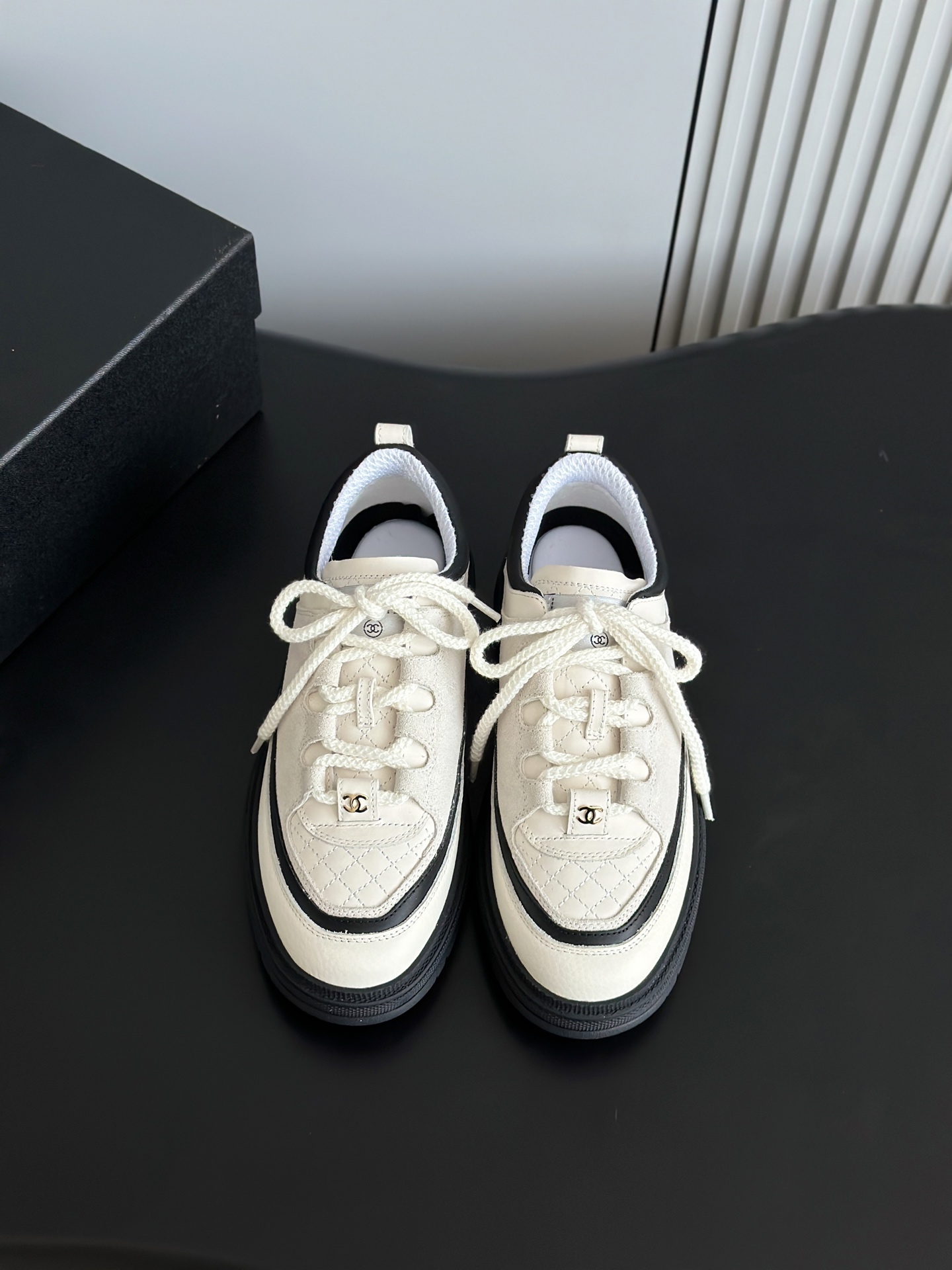 NO:448001,Chane*2025C catwalk color-blocking thick-soled sneakers are different from the previous style, without a big logo, low-key and full of high-end feel, and the softness of the square-headed diamond in the light British style is perfectly integrated. The upper uses original cowhide spliced ​​cow leather, breathable mesh inside, original open mold TPU outsole, heel height 4cm Size35-41 (40.41 custom made without return), casual shoes/sports, chanel, sneakers, cowhide19860909Chane*2025C走秀款拼色厚底运动鞋 跟以往风格不同,没有大大的Logo,低调且高级感满满,轻英伦风的方头菱格的柔和 完美的融合在一起. 鞋面采用原版牛皮拼接牛反绒,内里透气网面,原版开模TPU大底 跟高4cm Size35-41（40.41定做不退换）,休闲鞋/运动鞋,chanel,sneakers,cowhide,Women's Shoes