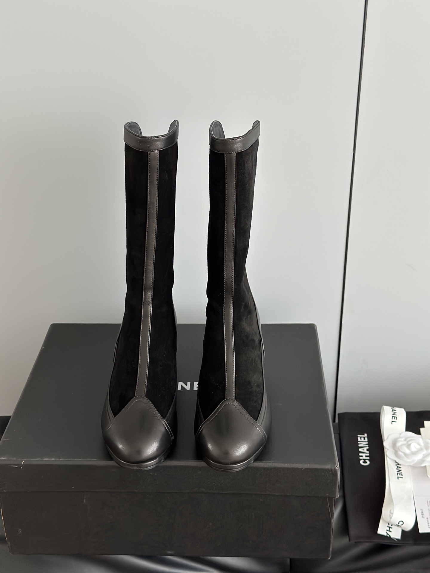 NO:475384,Chane*25 early autumn new mid-boot suede color-blocked retro thick-heeled knight boots When fragrant parent boots meet winter, fashion and warmth bloom together. The gloss of patent leather are as deep as the night, and the softness of suede is as warm as the afternoon sun. The splicing design cleverly outlines the exquisite outline. Classic elements are integrated into every detail, and the mid-heel is a perfect balance of elegance and comfort. Whether you are strolling on the streets of the city or going to an elegant party, it can make you shine in the crowd and become the focus of fashion. Every step shows your unique charm!  The most beautiful and versatile style on the market. The simple style is more thoughtful and dedicated to the fabric and shoe shape. It is recommended to be delicate and lined and has the effect of covering legs!  The upper is made of original imported mercerated beef reverse velvet/lamb oil sheepskin, matte sheepskin in the inner, Italian leather outsole Heel height: 5cm Size35-40 (40 custom made non-return), boots, chanel, chanel, boots, sheepskin, chamois leather, Leather soles19860909Chane*25早秋新款中筒靴麂皮拼色复古粗跟骑士靴 当香家长靴邂逅冬日 时尚与温暖共绽.漆皮的光泽如夜的深邃,绒面的柔和似午后暖阳,拼接设计巧妙勾勒精致轮廓. 经典元素融入每一处细节,中跟是优雅与舒适的完美平衡. 无论是漫步都市街头 还是赴一场优雅聚会,它都能让你在人群中熠熠生辉,成为时尚焦点 每一步都踏出独有的魅力！ 超级好穿又百搭的款式市面最高版 简约款更多的心思会花在面料和鞋型上要做到秀气有线条感同时又兼具包腿效果走实力推荐！ 鞋面采用原版进口丝光牛反绒/羊油羊皮,内里哑光羊皮,意大利真皮大底 跟高:5cm Size35-40（40 订做不退换）,靴子,chanel,chanel,boots,sheepskin,chamois leather,Leather soles,Women's Shoes