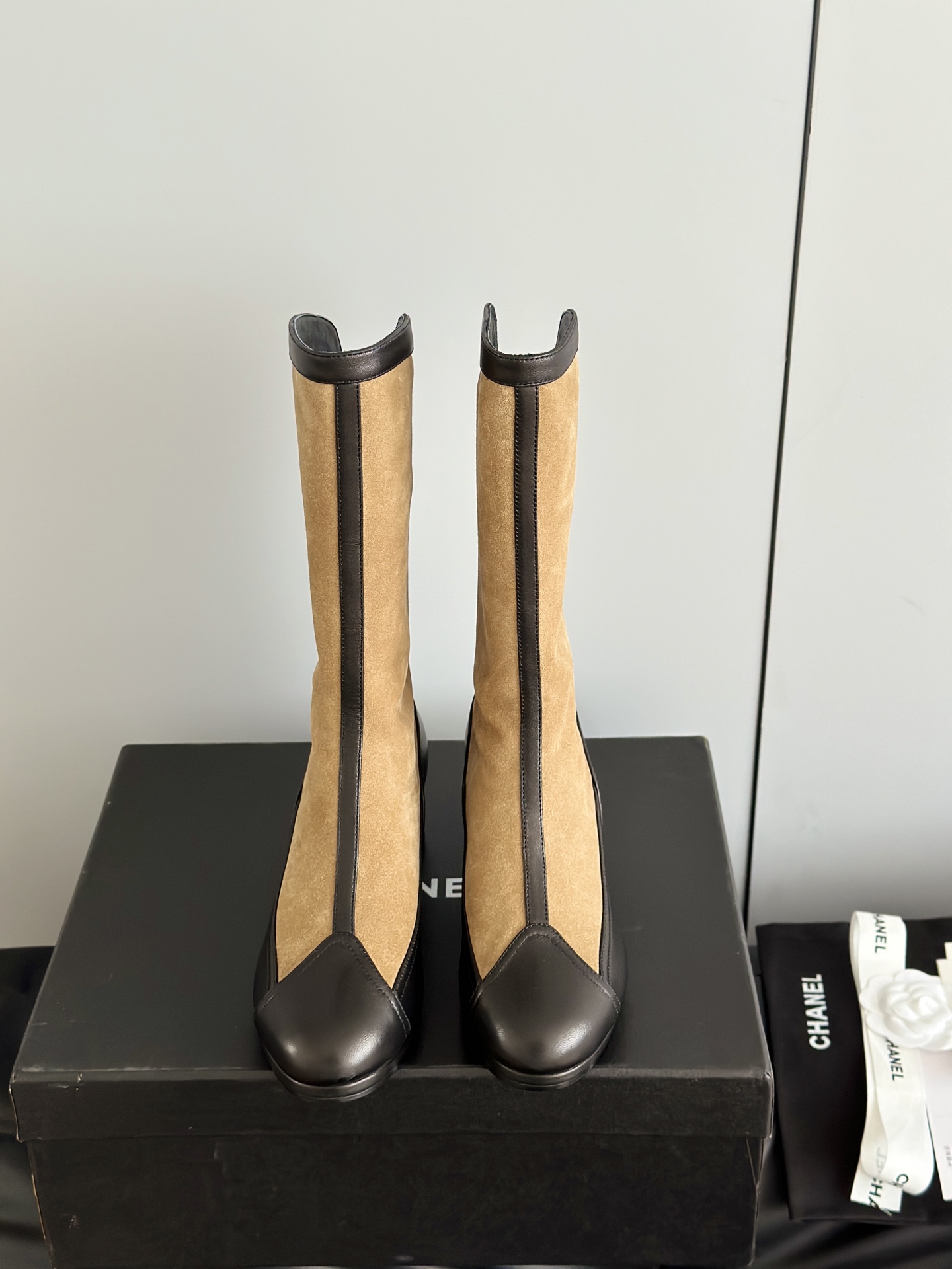 NO:475387,Chane*25 early autumn new mid-boot suede color-blocked retro thick-heeled knight boots When fragrant parent boots meet winter, fashion and warmth bloom together. The luster of patent leather is as deep as the night, and the softness of suede is as warm as the afternoon sun. The splicing design cleverly outlines the exquisite outline. Classic elements are integrated into every detail, and the mid-heel is a perfect balance of elegance and comfort. Whether you are strolling on the streets of the city or going to an elegant party, it can make you shine in the crowd and become the focus of fashion. Every step is uniquely charming!  The most beautiful and versatile style on the market. The simple style is more thoughtful and dedicated to the fabric and shoe shape. It is recommended to be delicate and lined and has the effect of covering legs!  The upper is made of original imported mercerated beef reverse velvet/lamb oil sheepskin, matte sheepskin in the inner, Italian leather outsole Heel height: 5cm Size35-40 (40 Custom made non-return, boots, chanel, chanel, boots, sheepskin, chamois leather, Leather soles19860909Chane*25早秋新款中筒靴麂皮拼色复古粗跟骑士靴 当香家长靴邂逅冬日 时尚与温暖共绽.漆皮的光泽如夜的深邃,绒面的柔和似午后暖阳,拼接设计巧妙勾勒精致轮廓. 经典元素融入每一处细节,中跟是优雅与舒适的完美平衡. 无论是漫步都市街头 还是赴一场优雅聚会,它都能让你在人群中熠熠生辉,成为时尚焦点 每一步都踏出独有的魅力！ 超级好穿又百搭的款式市面最高版 简约款更多的心思会花在面料和鞋型上要做到秀气有线条感同时又兼具包腿效果走实力推荐！ 鞋面采用原版进口丝光牛反绒/羊油羊皮,内里哑光羊皮,意大利真皮大底 跟高:5cm Size35-40（40 订做不退换,靴子,chanel,chanel,boots,sheepskin,chamois leather,Leather soles,Women's Shoes