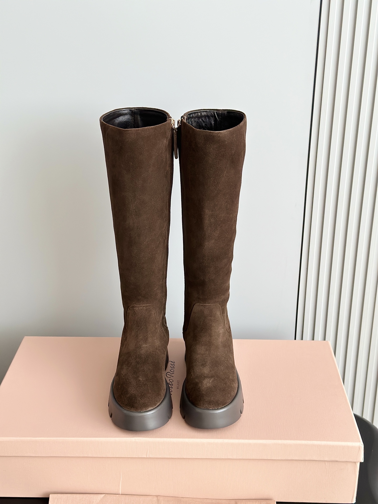 NO:475379,Long boots Gianvito Rossi 25s autumn and winter new GR thick-soled straight boots side zipper long knight boots boots This pair of boots combines various style elements such as retro, fashion and luxury. The cowhide leather material and long tube design have a retro style. The gold zipper and the high-end positioning of the brand themselves add a sense of fashion and luxury. It adopts a thick sole (sponge cake sole) design. On the one hand, this thick sole design increases the height of the shoes, and to a certain extent can modify the leg lines and make the wearer look more upright; on the other hand, the thick sole also gives the shoes a retro and fashionable style. At the same time, compared with stiletto heels and other designs, the thick sole may be more stable when walking, and the comfort is relatively improved. The upper uses original imported calfskin/beef reverse velvet, inner foot pad sheepskin, original open mold IP foamed sole (ultra-light)  Size35-39 (40 custom made without return), boots, boots, cowhide, sheepskin19860909长靴 Gianvito Rossi25s秋冬新款GR厚底直筒靴侧拉链长骑士靴长靴 这双靴子融合了复古、时尚与奢华等多种风格元素.牛皮革材质和长筒设计带有复古风情,金色拉链和品牌本身的高端定位又增添了时尚奢华感,采用了厚底（松糕底）设计,这种厚底设计一方面增加了鞋子的高度,在一定程度上能起到修饰腿部线条、让穿着者看起来更挺拔的作用；另一方面,厚底也赋予了鞋子一种复古又时尚的风格,同时相比细高跟等设计,厚底在行走时可能会更具稳定性,舒适度也相对有所提升. 鞋面采用原版进口小牛皮/牛反绒,内里垫脚羊皮,原版开模IP发泡大底（超轻） Size35-39（40定做不退换）,靴子,boots,cowhide,sheepskin,Women's Shoes