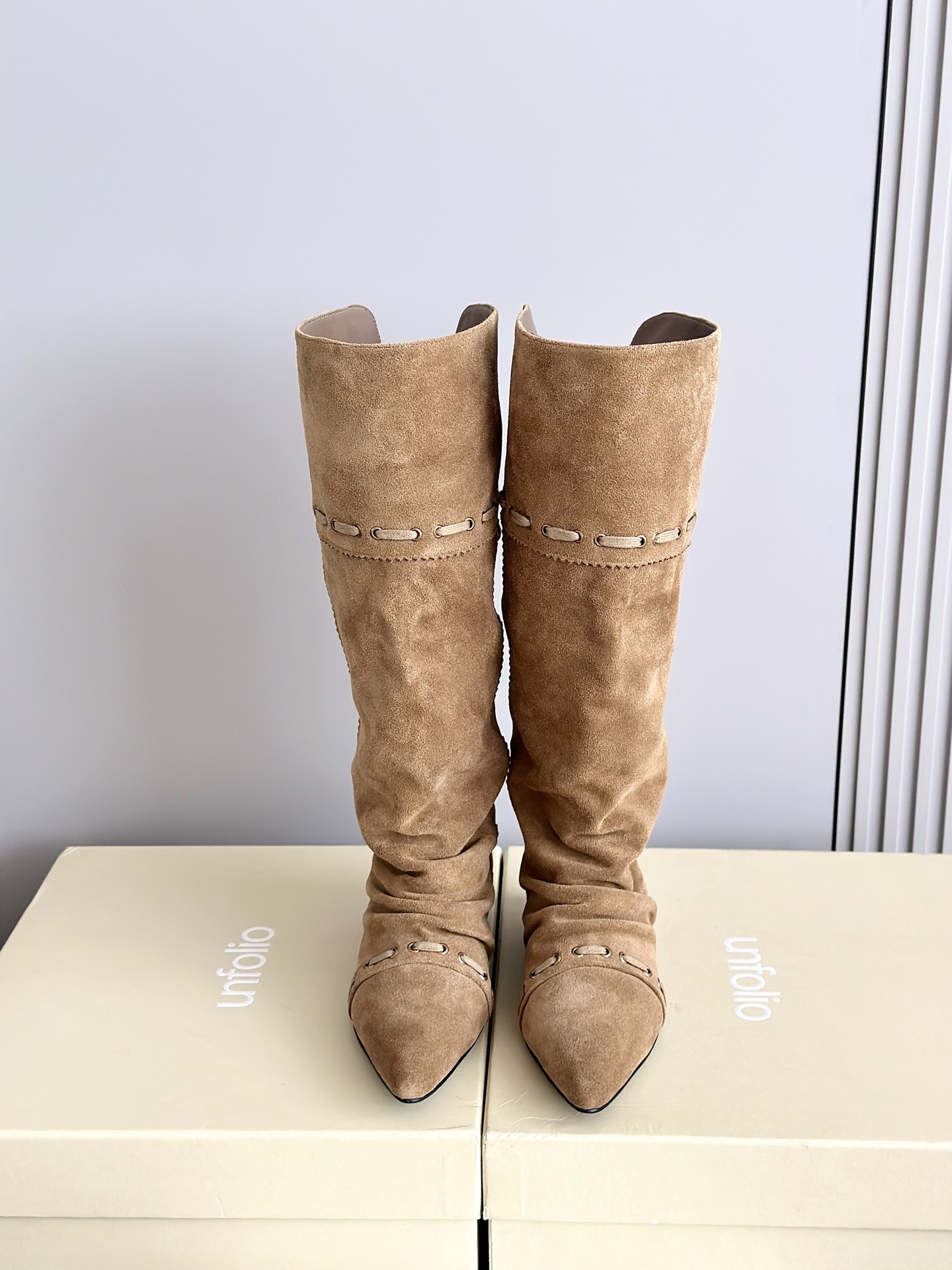 NO:477980,Unfolio niche brand new autumn and winter pile boots fashionable retro boots stacked knee-length boots ankle boots Sienna stacked ankle boots, black selected calf leather, smooth and smooth leather, firm and shiny texture, presenting a low-key and elegant texture; the reverse hair cowhide style has a lazy and casual temperament, and the suede feels soft and gentle as it fits the feet more and more, showing a loose and comfortable style. The inner part is made of high elastic fabric material, so it is not stuffy in spring and summer, and the autumn and winter wrapping feels full, both warm and comfortable and skin-friendly. 3cm is added especially  Invisible internal height-enhancing design, height-enhancing is not abrupt, which not only modifys the leg lines, but also avoids the bulkiness of ordinary height-enhancing shoes, and does not get tired after wearing for a long time. The sole is made of super soft rubber, with excellent flexibility, can bend flexibly with the pace, and has reliable anti-slip properties, making every step stable and comfortable. The upper is made of original imported cowhide/cow back velvet, inner foot pad sheepskin/Lycra, sole open mold rubber sole, inner height 3cm Size: 35-39 (40.41 custom-made without return), boots, boots, cowhide, sheepskin19860909Unfolio 小众品牌秋冬新款堆堆靴时髦复古长靴堆叠感及膝靴踝靴 Sienna 堆叠感踝靴,黑色甄选小牛皮,皮质光滑细腻,纹理自然流畅,触感紧实且富有光泽,呈现低调优雅的质感;反毛牛皮款则自带慵懒随性气质,绒面触感柔和温润,随穿着愈发贴合足部,尽显松弛自在的风格.内里均采用高弹织物材质,春夏季节穿着不闷脚,秋冬包裹感拉满,兼具保暖性与舒适亲肤性.特别加入3cm 隐形内增高设计,增高不突兀,既修饰腿部线条,又避免普通增高鞋的笨重感,久穿不累.鞋底选用超软橡胶材质,柔韧度优异,能随步伐灵活弯曲,同时具备可靠的抗滑性能,让每一步都稳健舒适. 鞋面采用原版进口牛皮/牛反绒,内里垫脚羊皮/莱卡,鞋底开模橡胶大底 内增高3cm Size:35-39（40.41定做不退换）,靴子,boots,cowhide,sheepskin,Women's Shoes