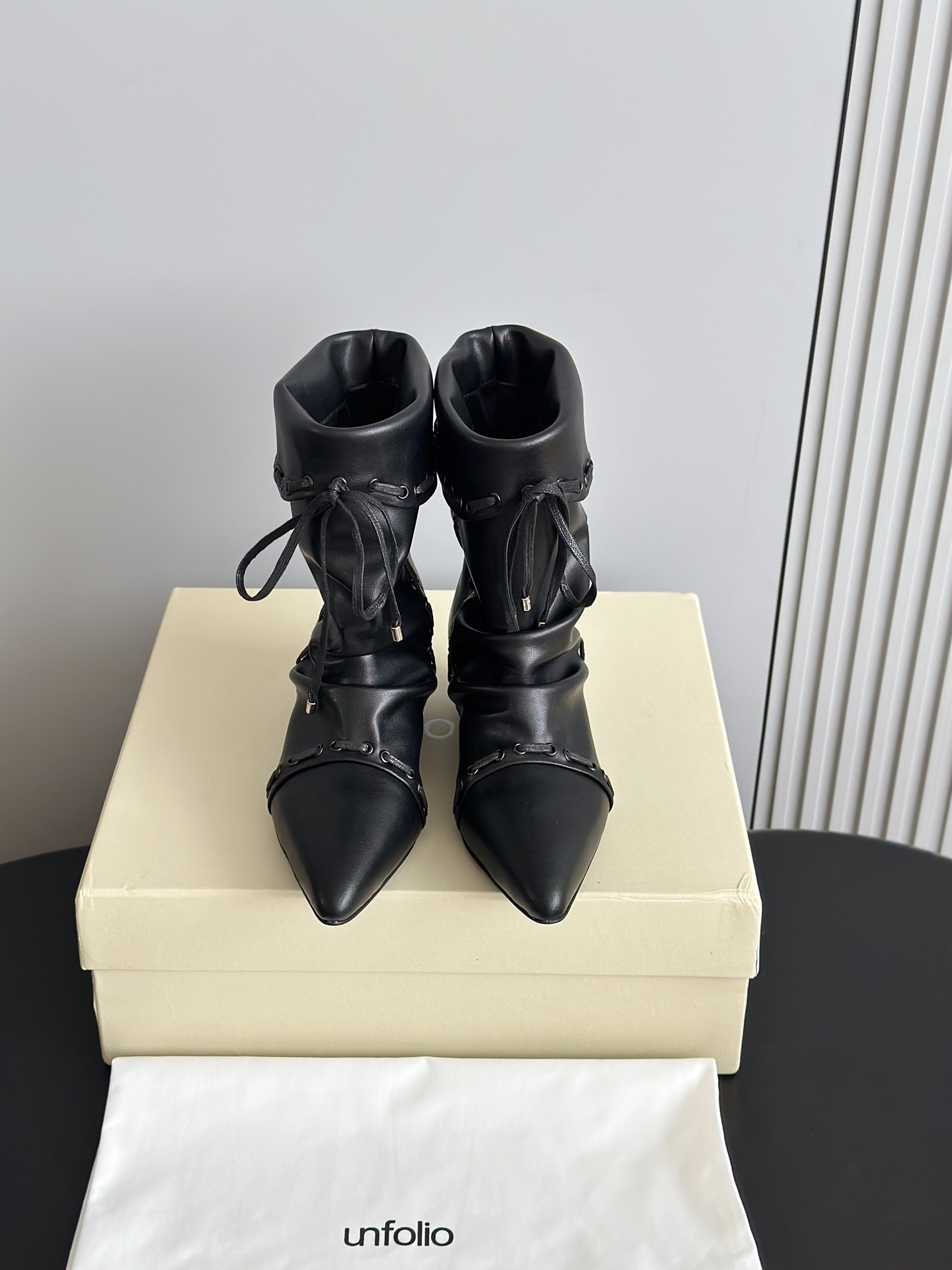 NO:477944,Unfolio niche brand new autumn and winter pile boots fashionable retro boots stacked knee-length boots ankle boots Sienna stacked ankle boots, black selected calf leather, smooth and smooth leather, firm and shiny texture, presenting a low-key and elegant texture; the reverse hair cowhide style has a lazy and casual temperament, and the suede feels soft and gentle as it fits the feet more and more, showing a loose and comfortable style. The inner part is made of high elastic fabric material, so it is not stuffy in spring and summer, and the autumn and winter wrapping feels full, both warm and comfortable and skin-friendly. 3cm is added especially  Invisible internal height-enhancing design, height-enhancing is not abrupt, which not only modifys the leg lines, but also avoids the bulkiness of ordinary height-enhancing shoes, and does not get tired after wearing for a long time. The sole is made of super soft rubber, with excellent flexibility, can bend flexibly with the pace, and has reliable anti-slip properties, making every step stable and comfortable. The upper is made of original imported cowhide/cow back velvet, inner foot pad sheepskin/Lycra, sole open mold rubber sole, inner height 3cm Size: 35-39 (40.41 custom-made without return), boots, boots, cowhide, sheepskin19860909Unfolio 小众品牌秋冬新款堆堆靴时髦复古长靴堆叠感及膝靴踝靴 Sienna 堆叠感踝靴,黑色甄选小牛皮,皮质光滑细腻,纹理自然流畅,触感紧实且富有光泽,呈现低调优雅的质感;反毛牛皮款则自带慵懒随性气质,绒面触感柔和温润,随穿着愈发贴合足部,尽显松弛自在的风格.内里均采用高弹织物材质,春夏季节穿着不闷脚,秋冬包裹感拉满,兼具保暖性与舒适亲肤性.特别加入3cm 隐形内增高设计,增高不突兀,既修饰腿部线条,又避免普通增高鞋的笨重感,久穿不累.鞋底选用超软橡胶材质,柔韧度优异,能随步伐灵活弯曲,同时具备可靠的抗滑性能,让每一步都稳健舒适. 鞋面采用原版进口牛皮/牛反绒,内里垫脚羊皮/莱卡,鞋底开模橡胶大底 内增高3cm Size:35-39（40.41定做不退换）,靴子,boots,cowhide,sheepskin,Women's Shoes