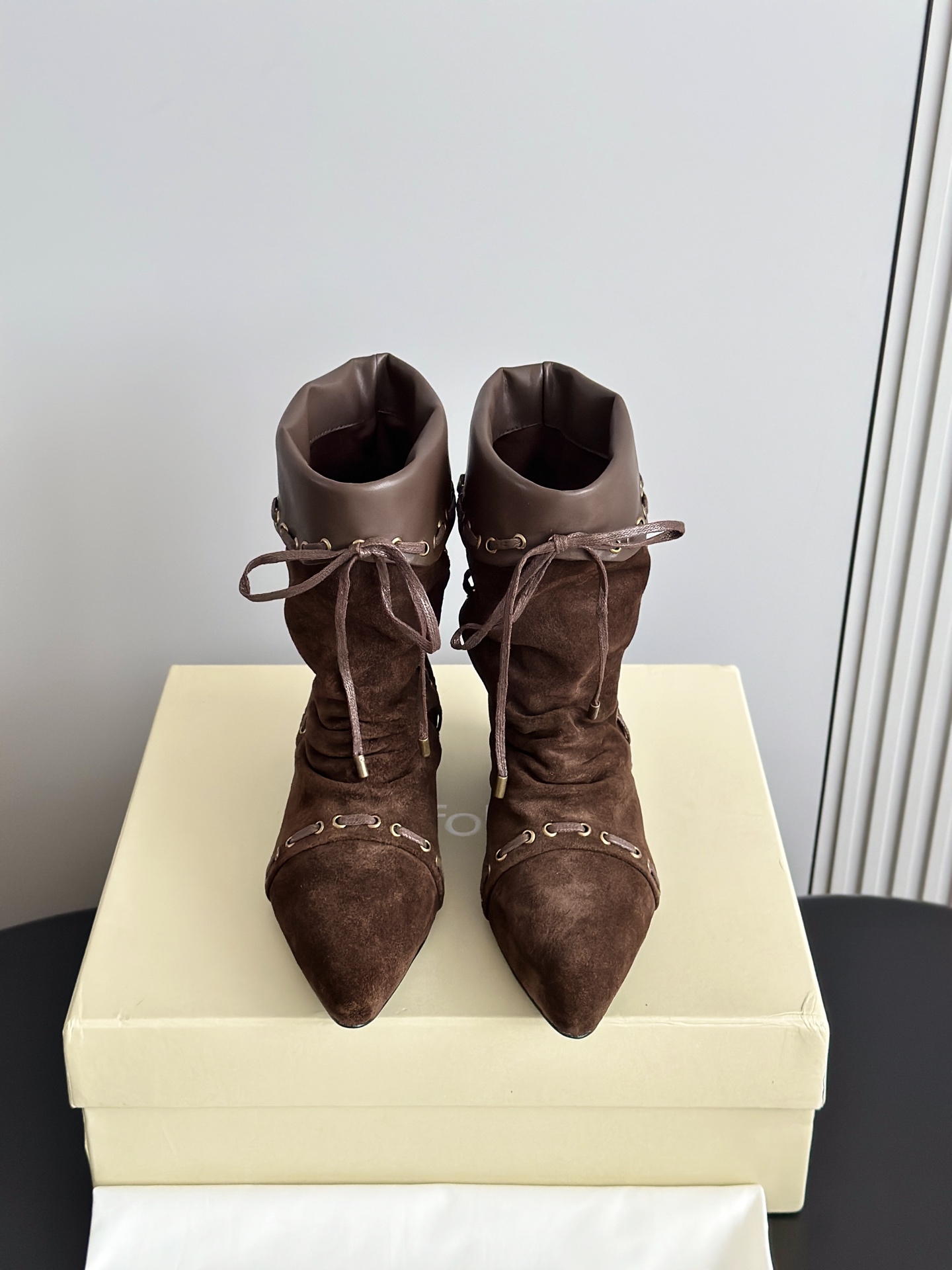 NO:477953,Unfolio niche brand new autumn and winter pile boots fashionable retro boots stacked knee-length boots ankle boots Sienna stacked ankle boots, black selected calf leather, smooth and smooth leather, firm and shiny texture, presenting a low-key and elegant texture; the reverse hair cowhide style has a lazy and casual temperament, and the suede feels soft and gentle as it fits the feet more and more, showing a loose and comfortable style. The inner part is made of high elastic fabric material, so it is not stuffy in spring and summer, and the autumn and winter wrapping feels full, both warm and comfortable and skin-friendly. 3cm is added especially  Invisible internal height-enhancing design, height-enhancing is not abrupt, which not only modifys the leg lines, but also avoids the bulkiness of ordinary height-enhancing shoes, and does not get tired after wearing for a long time. The sole is made of super soft rubber, with excellent flexibility, can bend flexibly with the pace, and has reliable anti-slip properties, making every step stable and comfortable. The upper is made of original imported cowhide/cow back velvet, inner foot pad sheepskin/Lycra, sole open mold rubber sole, inner height 3cm Size: 35-39 (40.41 custom-made without return), boots, boots, cowhide, sheepskin19860909Unfolio 小众品牌秋冬新款堆堆靴时髦复古长靴堆叠感及膝靴踝靴 Sienna 堆叠感踝靴,黑色甄选小牛皮,皮质光滑细腻,纹理自然流畅,触感紧实且富有光泽,呈现低调优雅的质感;反毛牛皮款则自带慵懒随性气质,绒面触感柔和温润,随穿着愈发贴合足部,尽显松弛自在的风格.内里均采用高弹织物材质,春夏季节穿着不闷脚,秋冬包裹感拉满,兼具保暖性与舒适亲肤性.特别加入3cm 隐形内增高设计,增高不突兀,既修饰腿部线条,又避免普通增高鞋的笨重感,久穿不累.鞋底选用超软橡胶材质,柔韧度优异,能随步伐灵活弯曲,同时具备可靠的抗滑性能,让每一步都稳健舒适. 鞋面采用原版进口牛皮/牛反绒,内里垫脚羊皮/莱卡,鞋底开模橡胶大底 内增高3cm Size:35-39（40.41定做不退换）,靴子,boots,cowhide,sheepskin,Women's Shoes