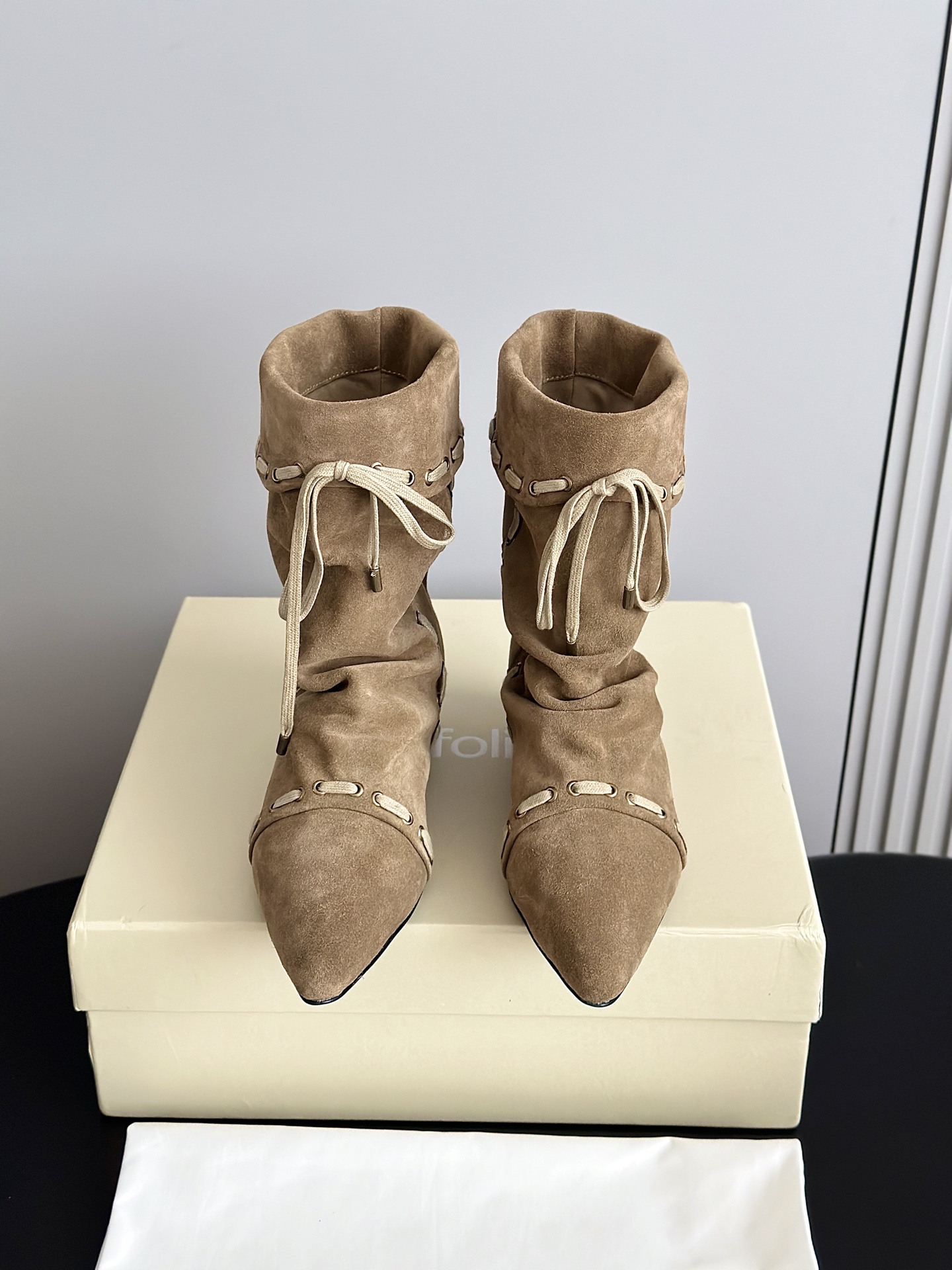 NO:477962,Unfolio niche brand new autumn and winter pile boots fashionable retro boots stacked knee-length boots ankle boots Sienna stacked ankle boots, black selected calf leather, smooth and smooth leather, firm and shiny texture, presenting a low-key and elegant texture; the reverse hair cowhide style has a lazy and casual temperament, and the suede feels soft and gentle as it fits the feet more and more, showing a loose and comfortable style. The inner part is made of high elastic fabric material, so it is not stuffy in spring and summer, and the autumn and winter wrapping feels full, both warm and comfortable and skin-friendly. 3cm is added especially  Invisible internal height-enhancing design, height-enhancing is not abrupt, which not only modifys the leg lines, but also avoids the bulkiness of ordinary height-enhancing shoes, and does not get tired after wearing for a long time. The sole is made of super soft rubber, with excellent flexibility, can bend flexibly with the pace, and has reliable anti-slip properties, making every step stable and comfortable. The upper is made of original imported cowhide/cow back velvet, inner foot pad sheepskin/Lycra, sole open mold rubber sole, inner height 3cm Size: 35-39 (40.41 custom-made without return), boots, boots, cowhide, sheepskin19860909Unfolio 小众品牌秋冬新款堆堆靴时髦复古长靴堆叠感及膝靴踝靴 Sienna 堆叠感踝靴,黑色甄选小牛皮,皮质光滑细腻,纹理自然流畅,触感紧实且富有光泽,呈现低调优雅的质感;反毛牛皮款则自带慵懒随性气质,绒面触感柔和温润,随穿着愈发贴合足部,尽显松弛自在的风格.内里均采用高弹织物材质,春夏季节穿着不闷脚,秋冬包裹感拉满,兼具保暖性与舒适亲肤性.特别加入3cm 隐形内增高设计,增高不突兀,既修饰腿部线条,又避免普通增高鞋的笨重感,久穿不累.鞋底选用超软橡胶材质,柔韧度优异,能随步伐灵活弯曲,同时具备可靠的抗滑性能,让每一步都稳健舒适. 鞋面采用原版进口牛皮/牛反绒,内里垫脚羊皮/莱卡,鞋底开模橡胶大底 内增高3cm Size:35-39（40.41定做不退换）,靴子,boots,cowhide,sheepskin,Women's Shoes