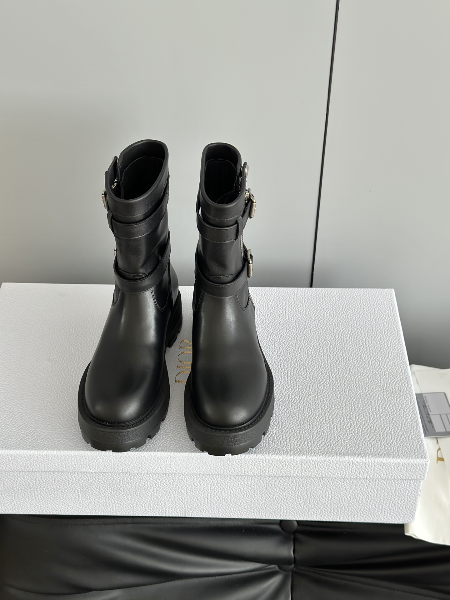 NO:576951,Dio*'s new autumn and winter style D-Major thick-soled side zipper knight boots heavy-duty Martin boots. The heel height of the D-Major short boots is cleverly designed, which not only has the right heightening effect, but also ensures stability and freedom when walking. Whether it is paired with simple jeans to create a daily street style, or combined with an elegant skirt to attend important occasions, it can be easily controlled and perfectly interprets the true meaning of fashion and versatility.  The upper is made of top-grade calfskin, and the fine texture highlights the innate sense of luxury. The lining is made of cowhide leather for foot pads. The original open-molded rubber cannon base size35-40 (customized at 40.41), boots, dior, boots, skirts, jeans, cowhide19860909Dio*秋冬新款同款D-Major 厚底侧拉链骑士靴重工马丁靴 D-Major 短靴的跟高设计巧妙,既有着恰到好处的增高效果,又能保证行走时的稳健与自在.无论是搭配简约的牛仔裤打造日常出街造型,还是与优雅的裙装组合出席重要场合,它都能轻松驾驭,完美诠释时尚百搭的真谛. 鞋面采用顶级小牛皮材质,细腻纹理彰显着与生俱来的高级感,内里牛皮垫脚牛皮,原版开模橡胶发炮打底 size35-40（40.41订做）,靴子,dior,boots,skirts,jeans,cowhide,Women's Shoes