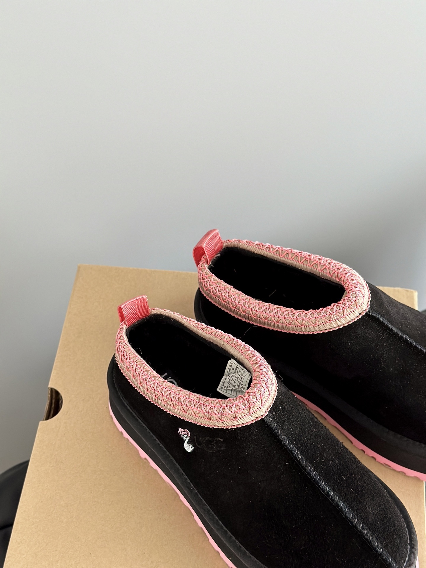 UGG 秋冬新品塔茨Tazz情人节限定比心🫰厚底羊毛拖鞋一脚蹬毛毛鞋雪地靴新款毛拖采用民族风编织刺绣复古
