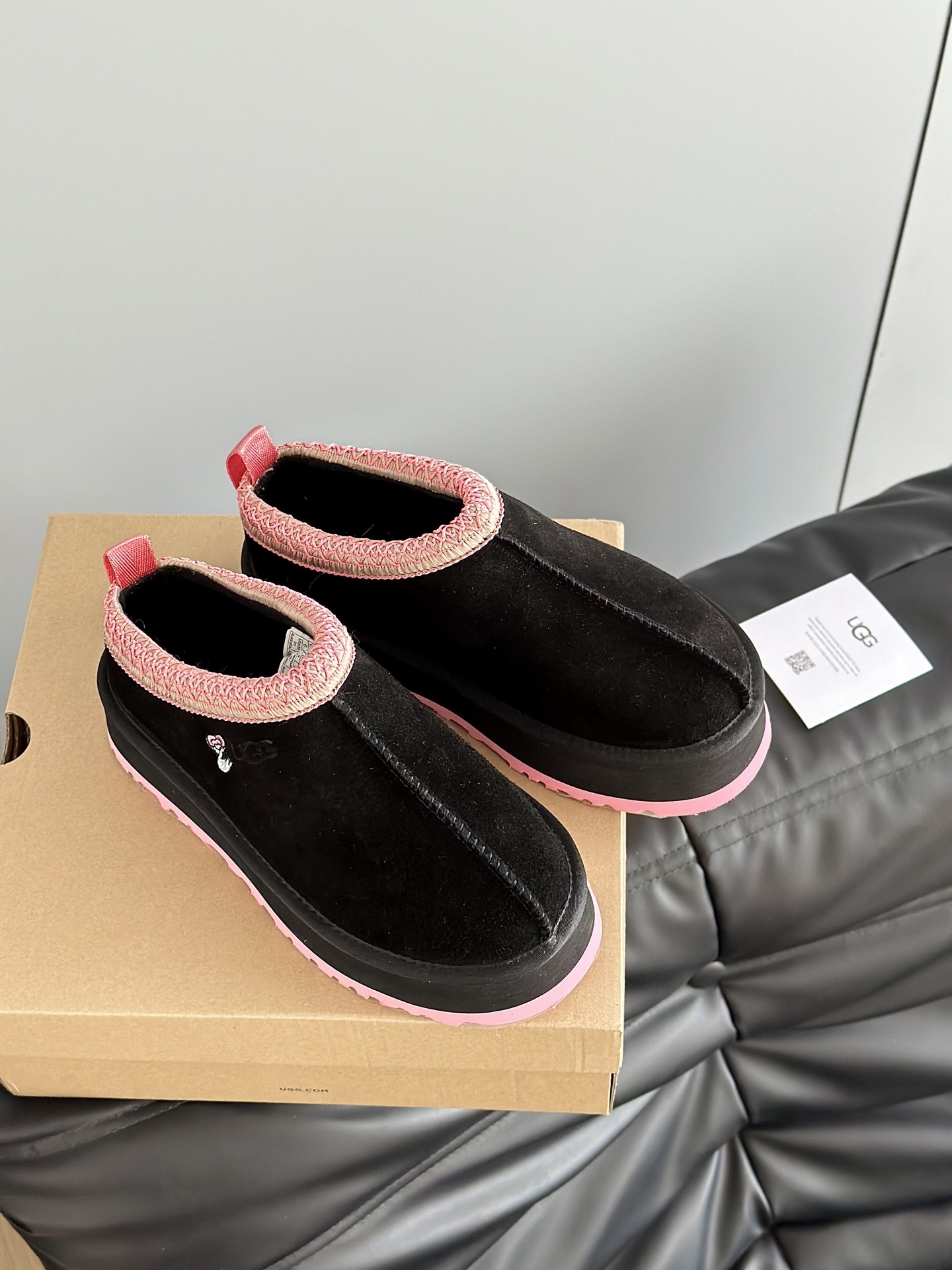 UGG 秋冬新品塔茨Tazz情人节限定比心🫰厚底羊毛拖鞋一脚蹬毛毛鞋雪地靴新款毛拖采用民族风编织刺绣复古