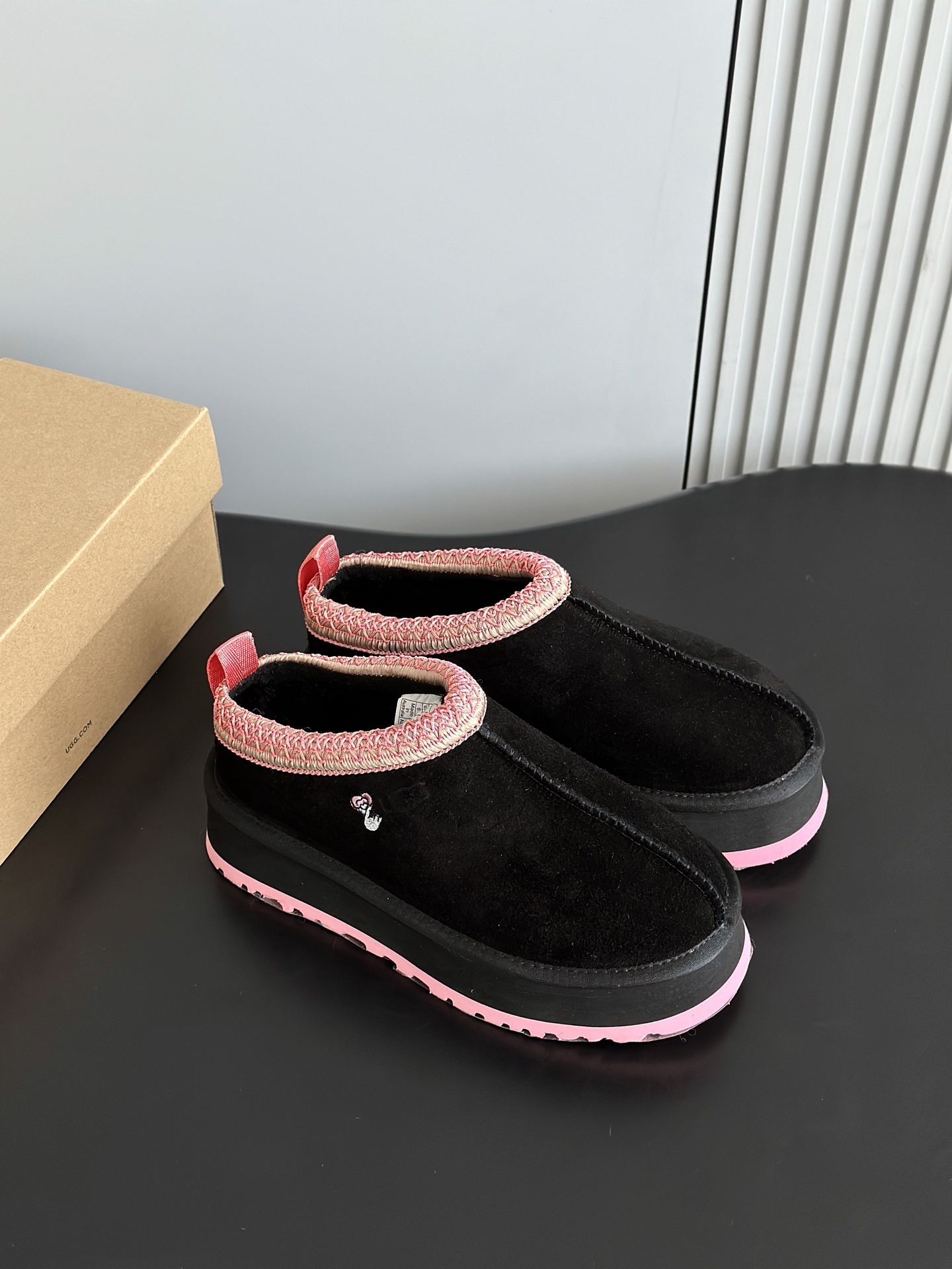 UGG 秋冬新品塔茨Tazz情人节限定比心🫰厚底羊毛拖鞋一脚蹬毛毛鞋雪地靴新款毛拖采用民族风编织刺绣复古