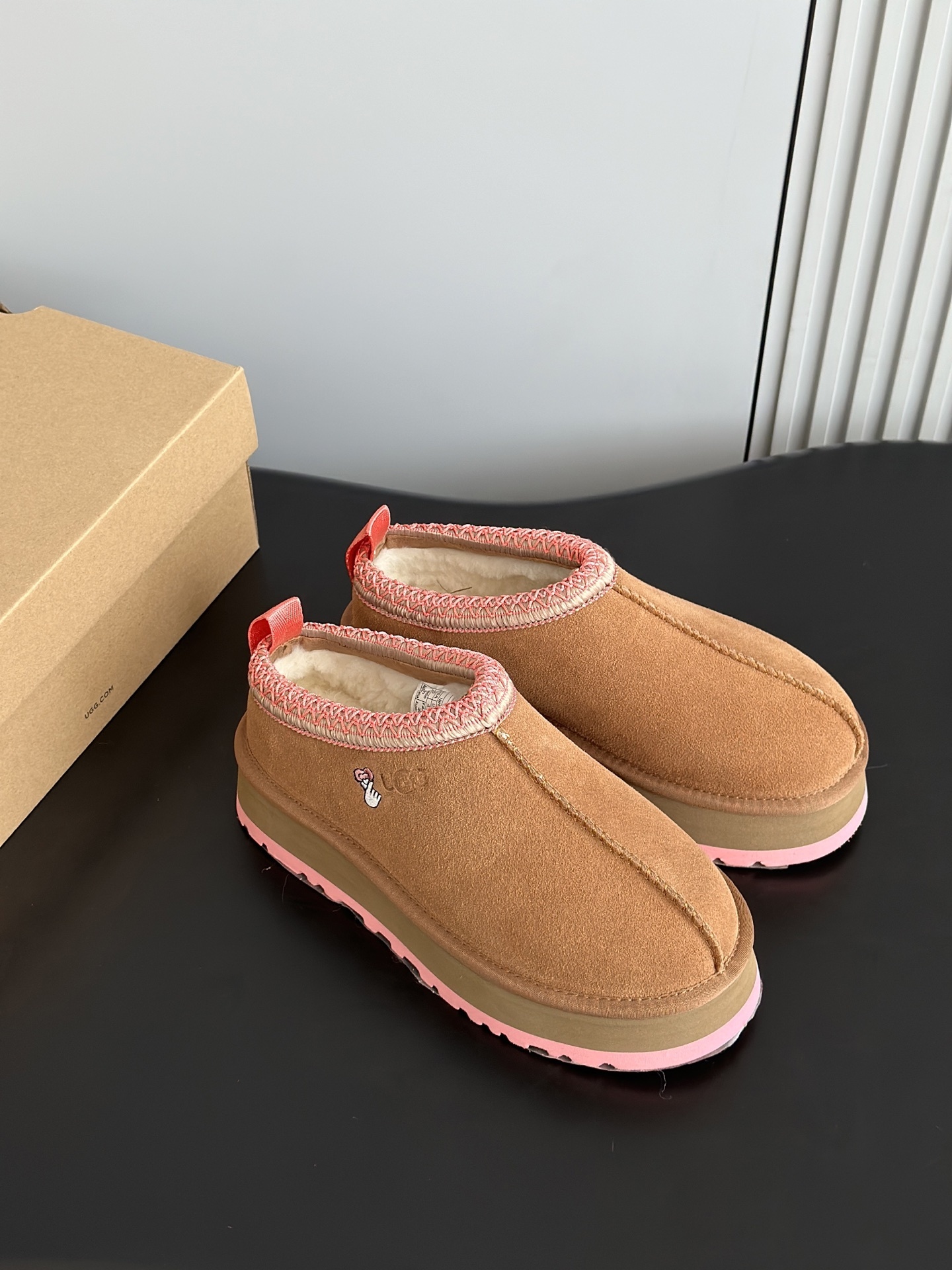 UGG 秋冬新品塔茨Tazz情人节限定比心🫰厚底羊毛拖鞋一脚蹬毛毛鞋雪地靴新款毛拖采用民族风编织刺绣复古