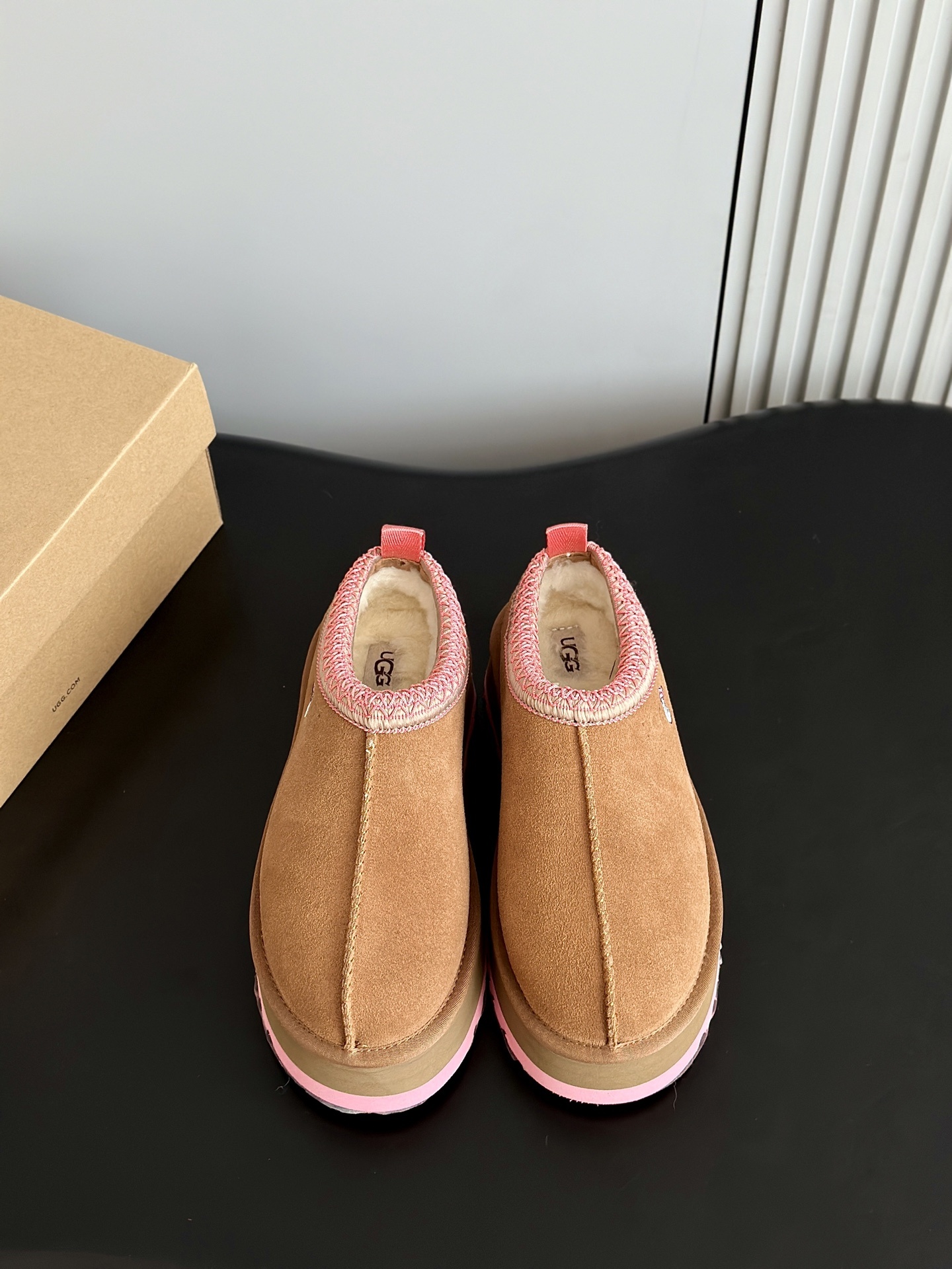 UGG 秋冬新品塔茨Tazz情人节限定比心🫰厚底羊毛拖鞋一脚蹬毛毛鞋雪地靴新款毛拖采用民族风编织刺绣复古