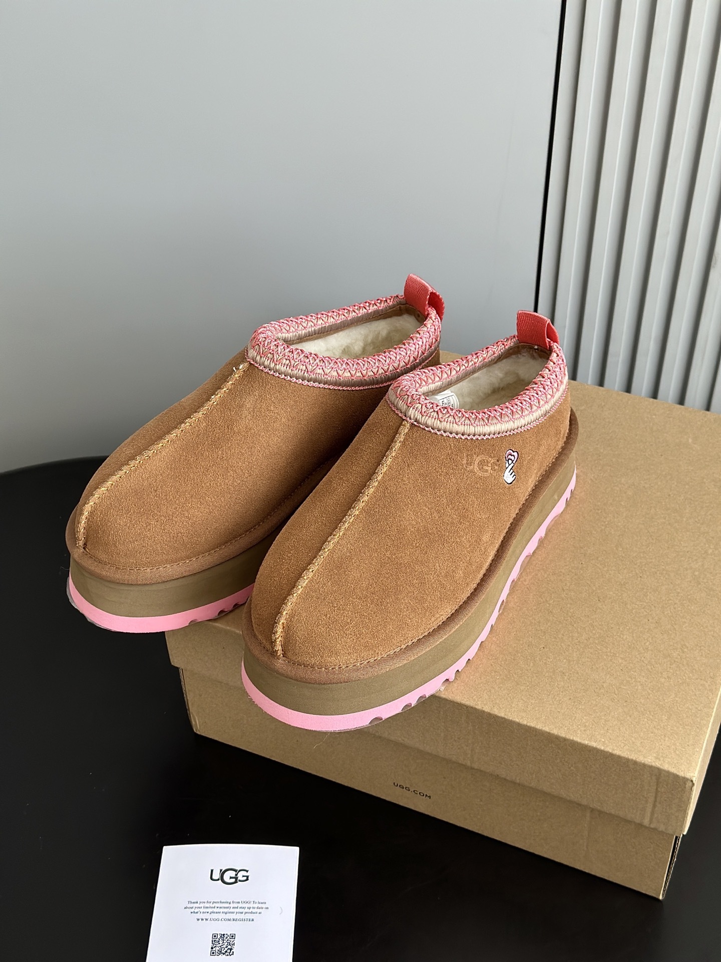 UGG 秋冬新品塔茨Tazz情人节限定比心🫰厚底羊毛拖鞋一脚蹬毛毛鞋雪地靴新款毛拖采用民族风编织刺绣复古
