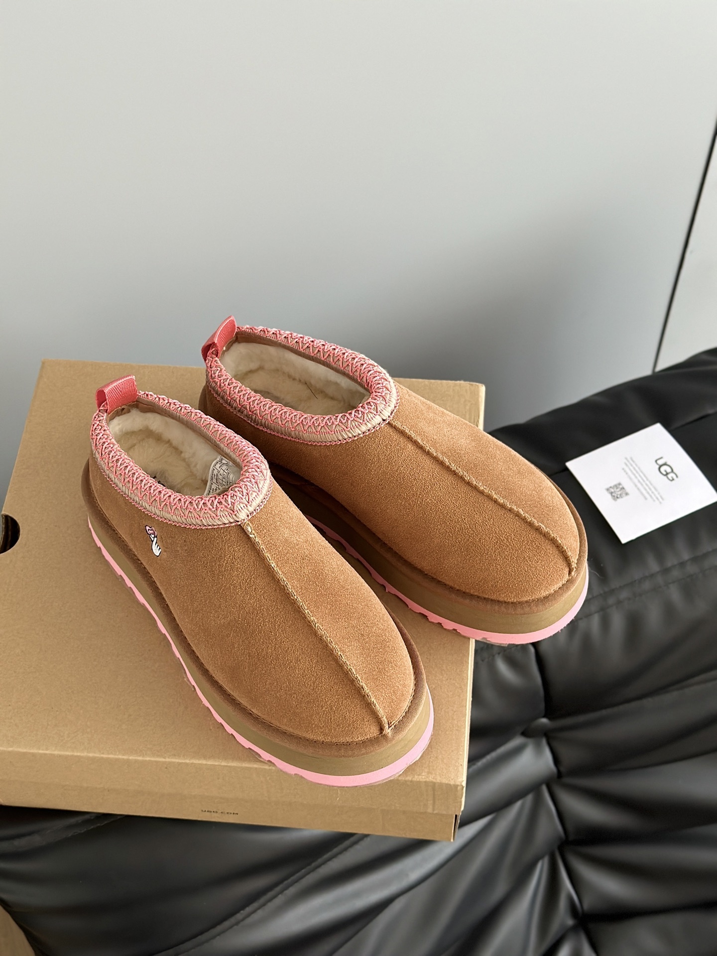 UGG 秋冬新品塔茨Tazz情人节限定比心🫰厚底羊毛拖鞋一脚蹬毛毛鞋雪地靴新款毛拖采用民族风编织刺绣复古