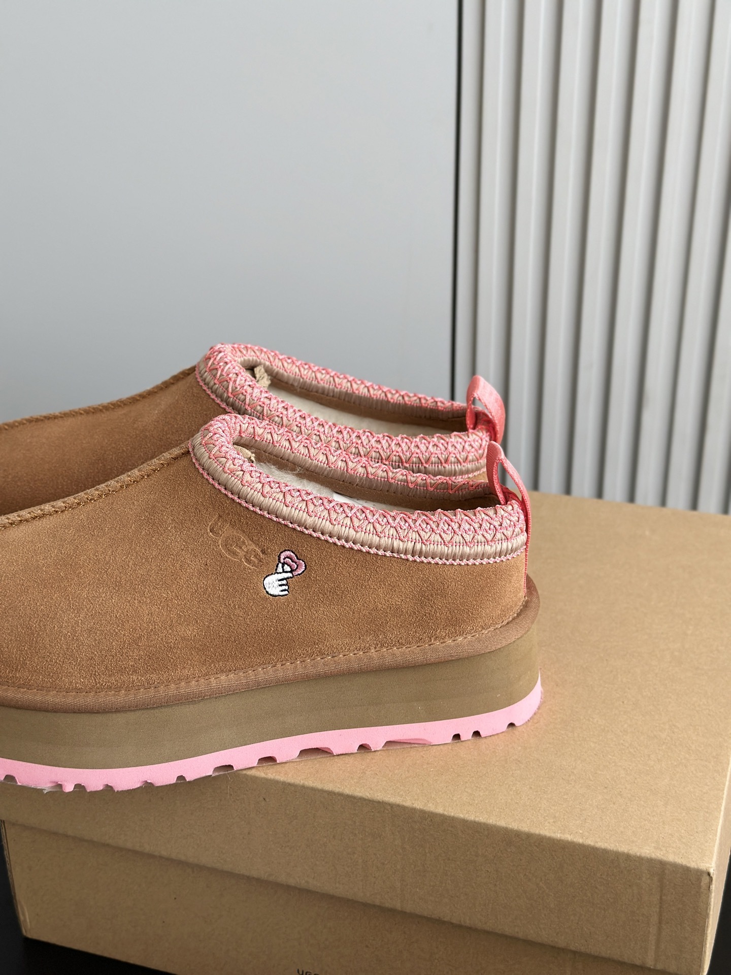 UGG 秋冬新品塔茨Tazz情人节限定比心🫰厚底羊毛拖鞋一脚蹬毛毛鞋雪地靴新款毛拖采用民族风编织刺绣复古