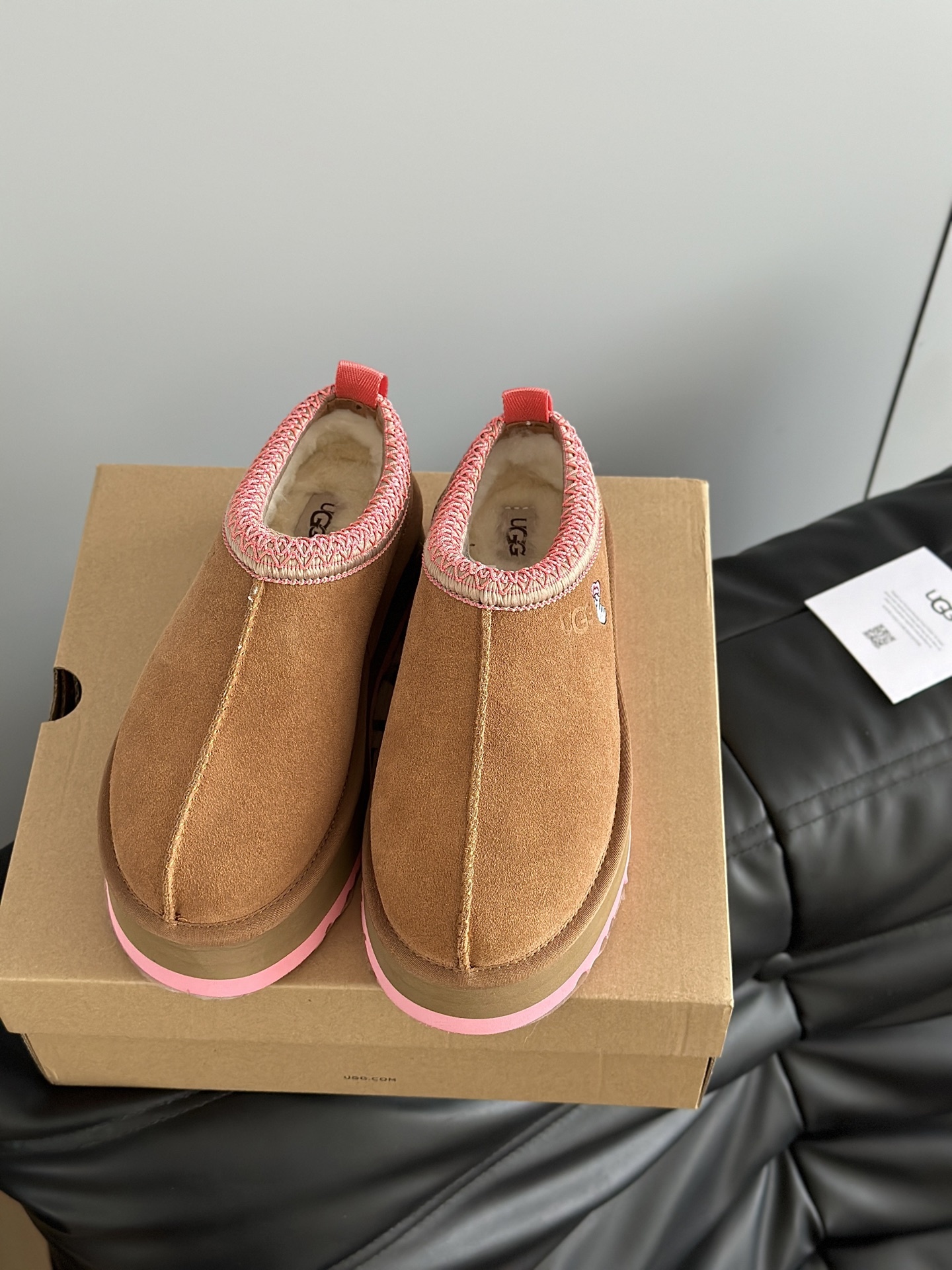UGG 秋冬新品塔茨Tazz情人节限定比心🫰厚底羊毛拖鞋一脚蹬毛毛鞋雪地靴新款毛拖采用民族风编织刺绣复古