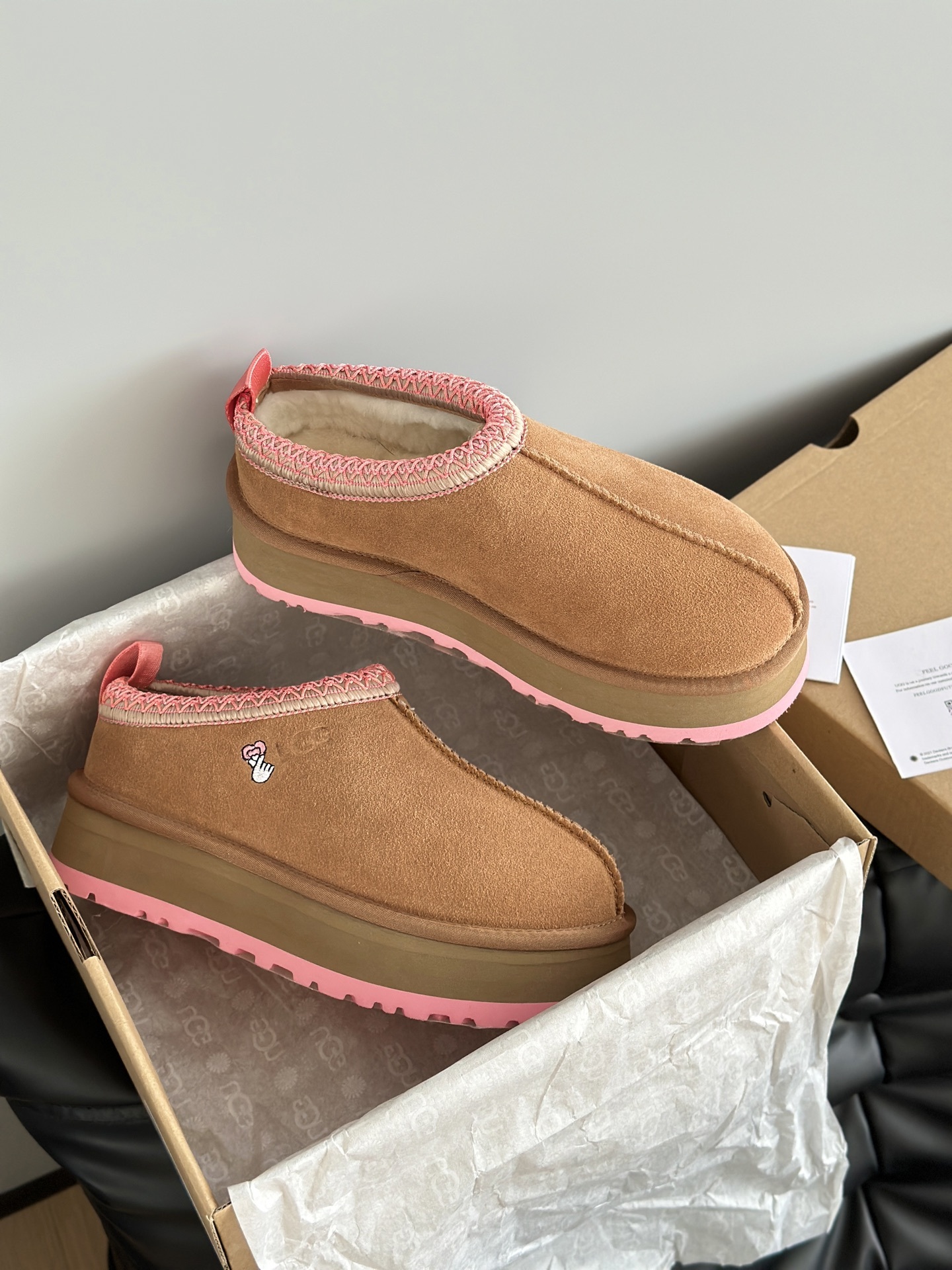UGG 秋冬新品塔茨Tazz情人节限定比心🫰厚底羊毛拖鞋一脚蹬毛毛鞋雪地靴新款毛拖采用民族风编织刺绣复古