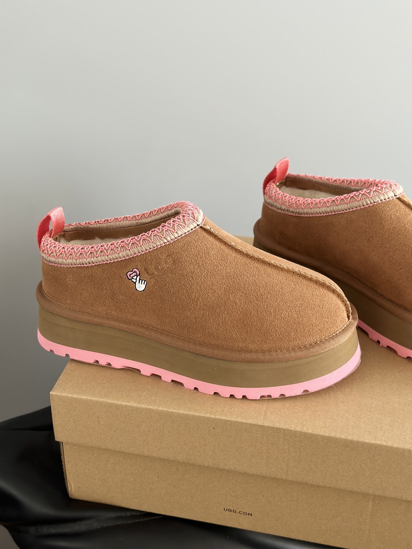 UGG 秋冬新品塔茨Tazz情人节限定比心🫰厚底羊毛拖鞋一脚蹬毛毛鞋雪地靴新款毛拖采用民族风编织刺绣复古