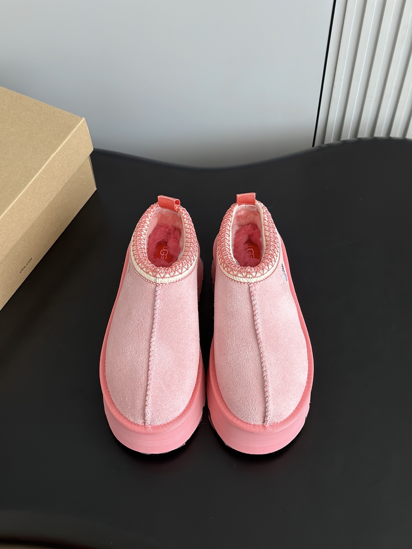 UGG 秋冬新品塔茨Tazz情人节限定比心🫰厚底羊毛拖鞋一脚蹬毛毛鞋雪地靴新款毛拖采用民族风编织刺绣复古