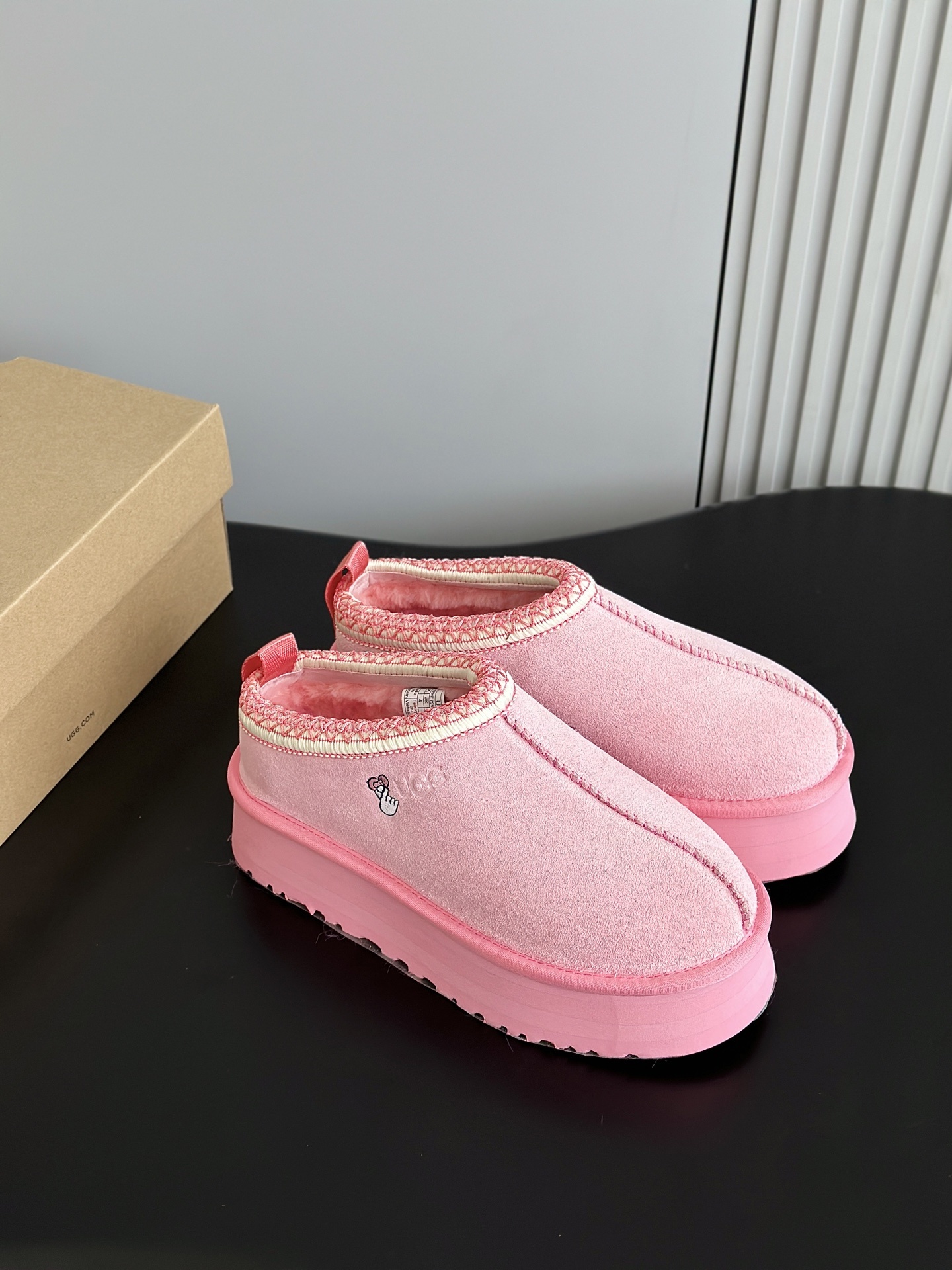 UGG 秋冬新品塔茨Tazz情人节限定比心🫰厚底羊毛拖鞋一脚蹬毛毛鞋雪地靴新款毛拖采用民族风编织刺绣复古