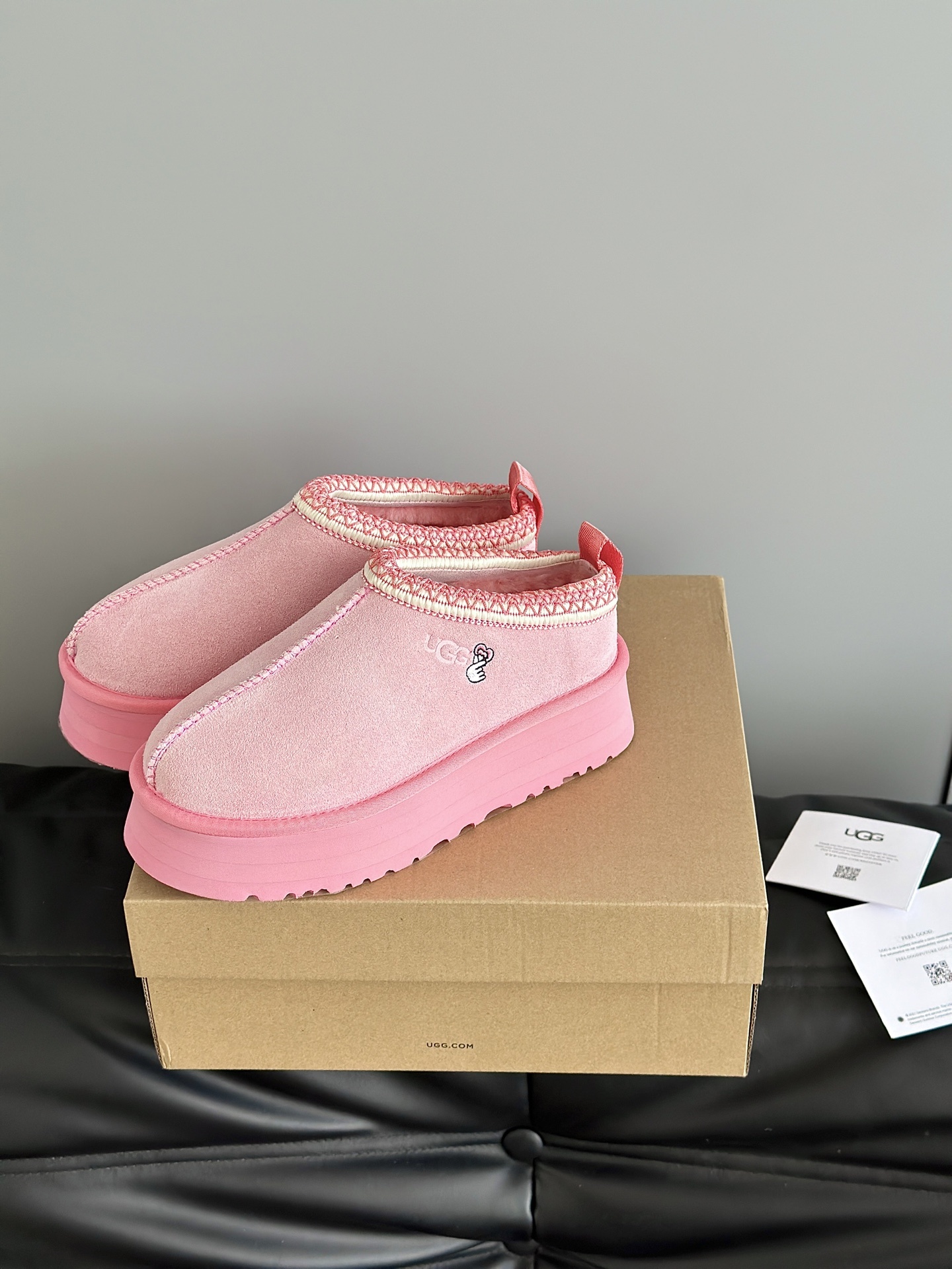 UGG 秋冬新品塔茨Tazz情人节限定比心🫰厚底羊毛拖鞋一脚蹬毛毛鞋雪地靴新款毛拖采用民族风编织刺绣复古