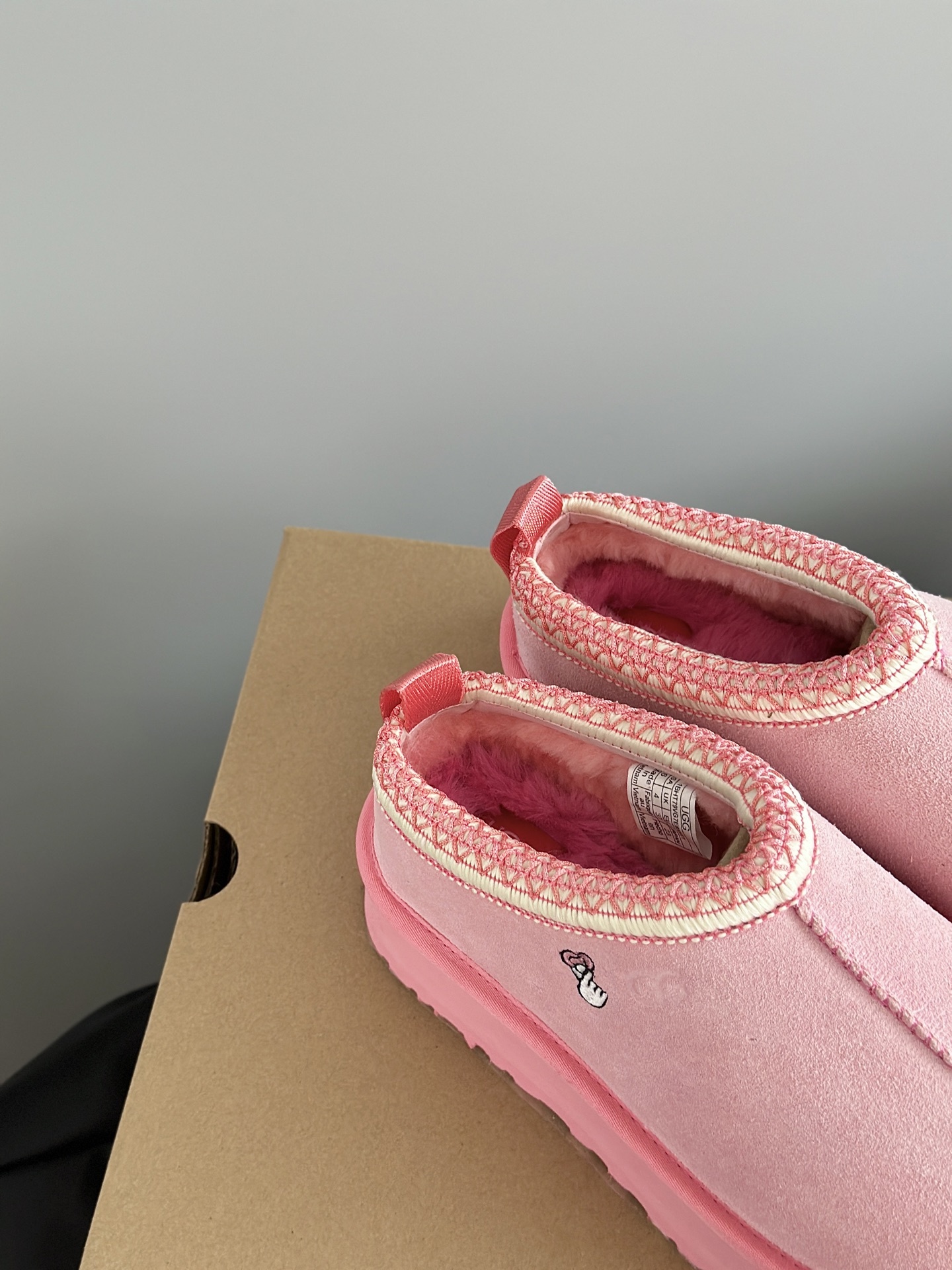 UGG 秋冬新品塔茨Tazz情人节限定比心🫰厚底羊毛拖鞋一脚蹬毛毛鞋雪地靴新款毛拖采用民族风编织刺绣复古