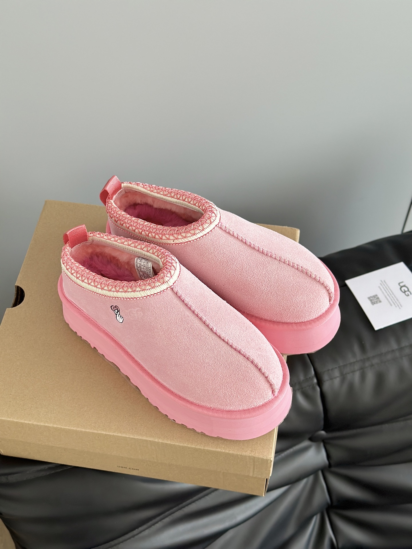 UGG 秋冬新品塔茨Tazz情人节限定比心🫰厚底羊毛拖鞋一脚蹬毛毛鞋雪地靴新款毛拖采用民族风编织刺绣复古