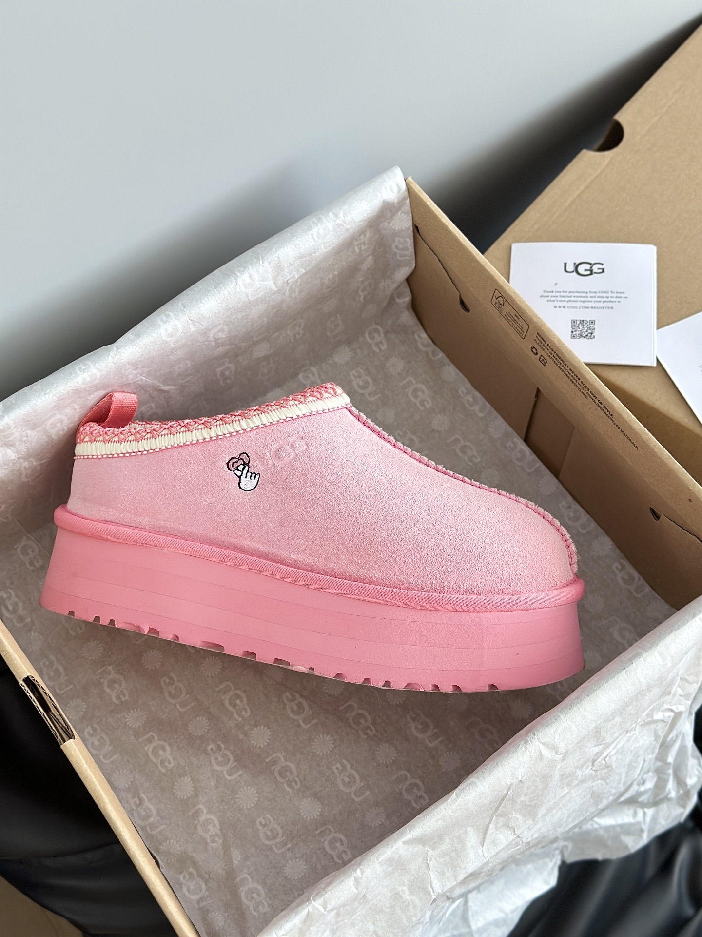 UGG 秋冬新品塔茨Tazz情人节限定比心🫰厚底羊毛拖鞋一脚蹬毛毛鞋雪地靴新款毛拖采用民族风编织刺绣复古