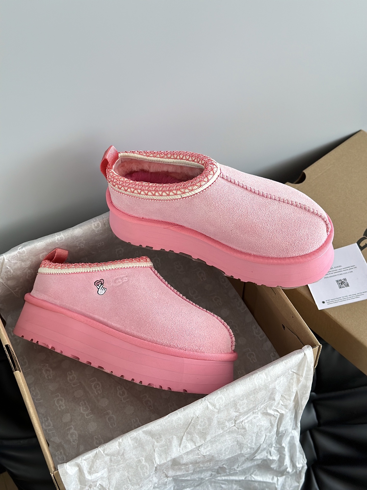UGG 秋冬新品塔茨Tazz情人节限定比心🫰厚底羊毛拖鞋一脚蹬毛毛鞋雪地靴新款毛拖采用民族风编织刺绣复古
