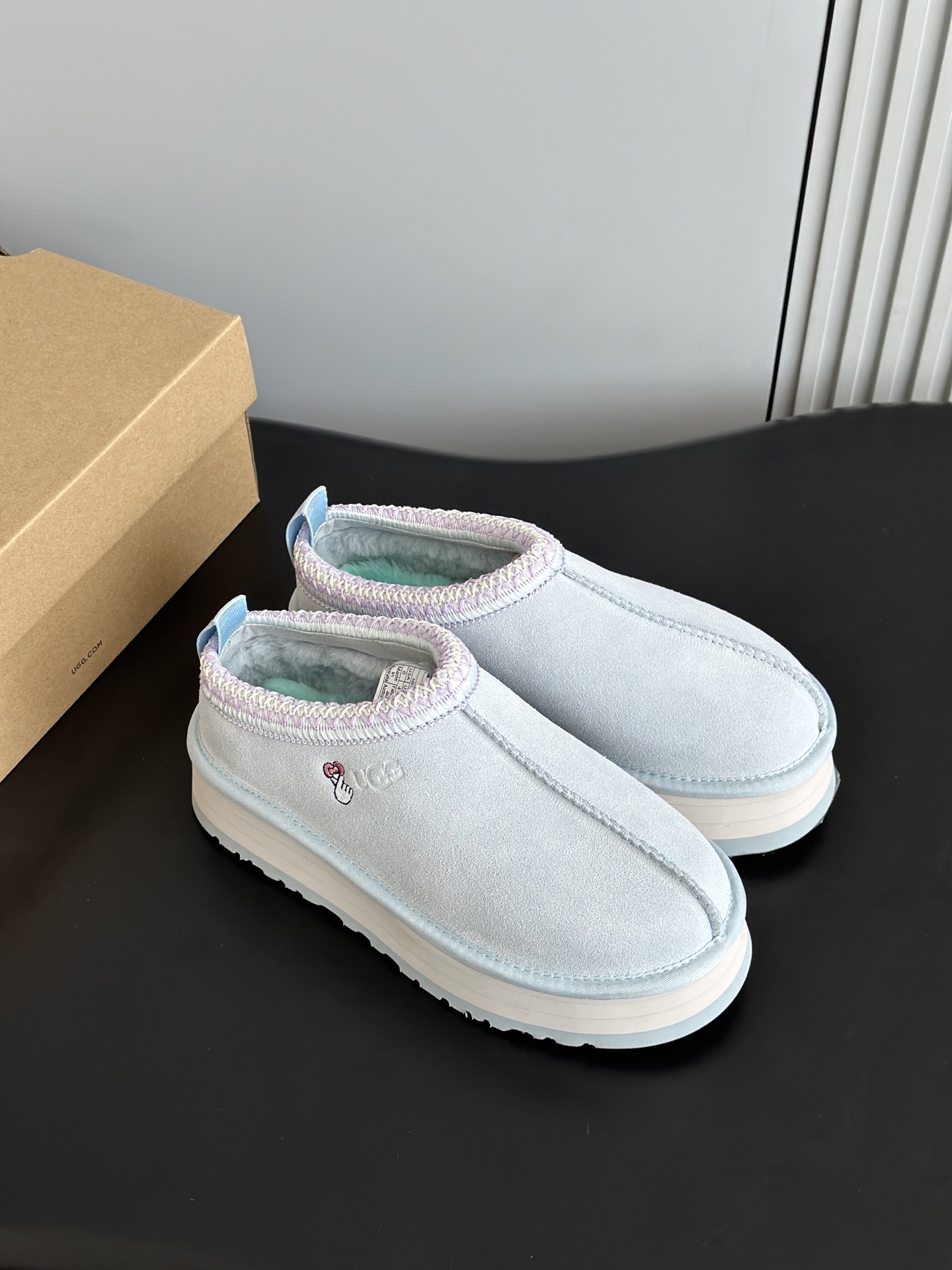 UGG 秋冬新品塔茨Tazz情人节限定比心🫰厚底羊毛拖鞋一脚蹬毛毛鞋雪地靴新款毛拖采用民族风编织刺绣复古