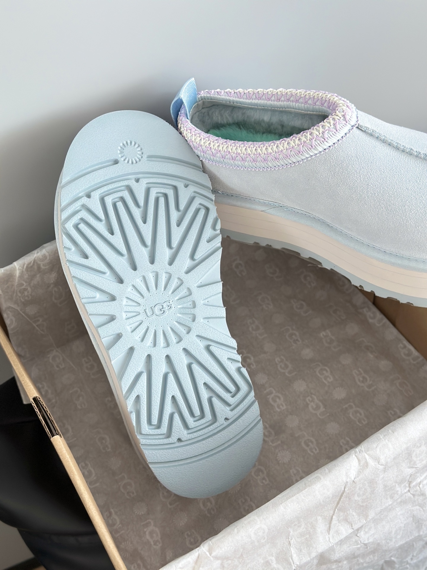 UGG 秋冬新品塔茨Tazz情人节限定比心🫰厚底羊毛拖鞋一脚蹬毛毛鞋雪地靴新款毛拖采用民族风编织刺绣复古