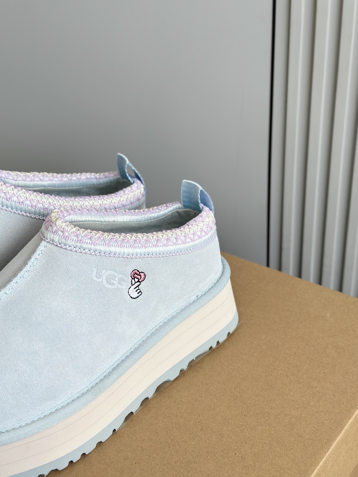 UGG 秋冬新品塔茨Tazz情人节限定比心🫰厚底羊毛拖鞋一脚蹬毛毛鞋雪地靴新款毛拖采用民族风编织刺绣复古
