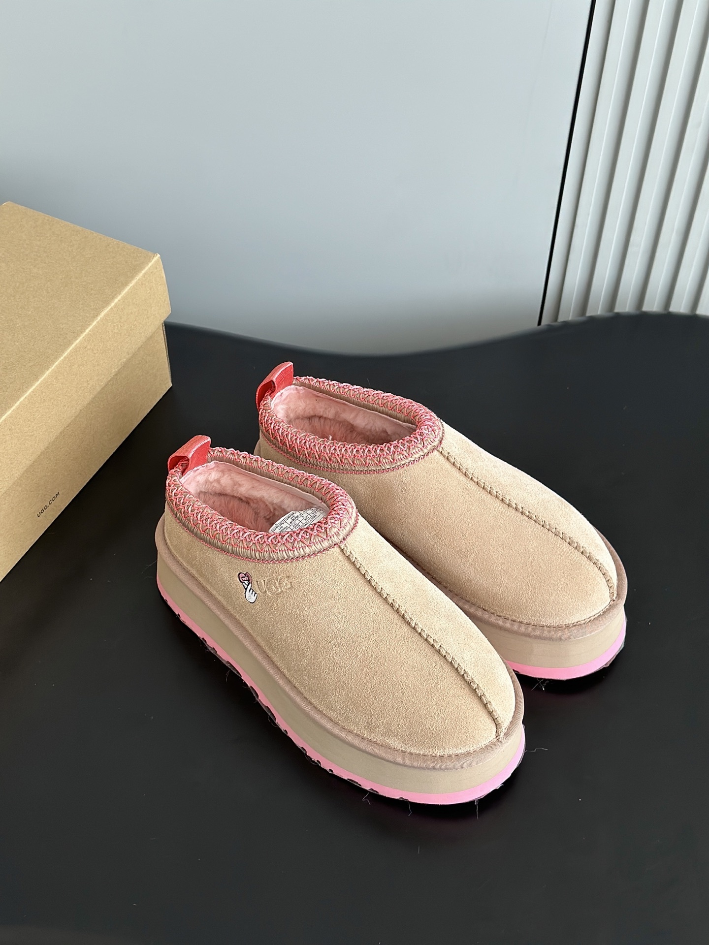 UGG 秋冬新品塔茨Tazz情人节限定比心🫰厚底羊毛拖鞋一脚蹬毛毛鞋雪地靴新款毛拖采用民族风编织刺绣复古