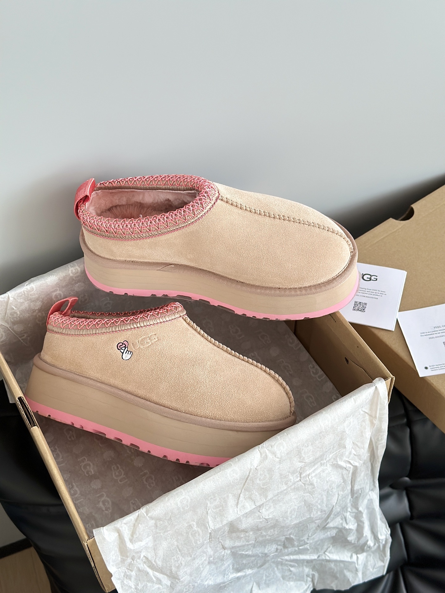UGG 秋冬新品塔茨Tazz情人节限定比心🫰厚底羊毛拖鞋一脚蹬毛毛鞋雪地靴新款毛拖采用民族风编织刺绣复古