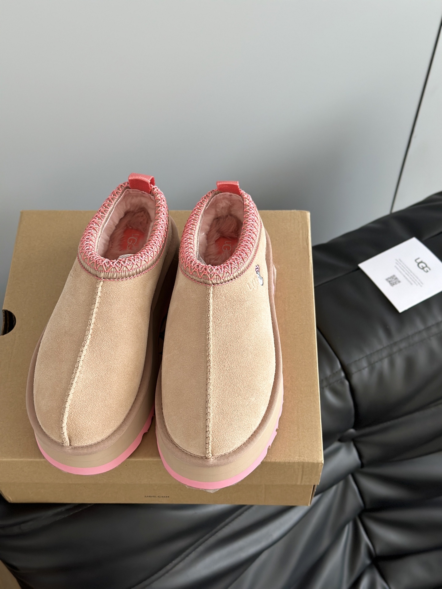 UGG 秋冬新品塔茨Tazz情人节限定比心🫰厚底羊毛拖鞋一脚蹬毛毛鞋雪地靴新款毛拖采用民族风编织刺绣复古
