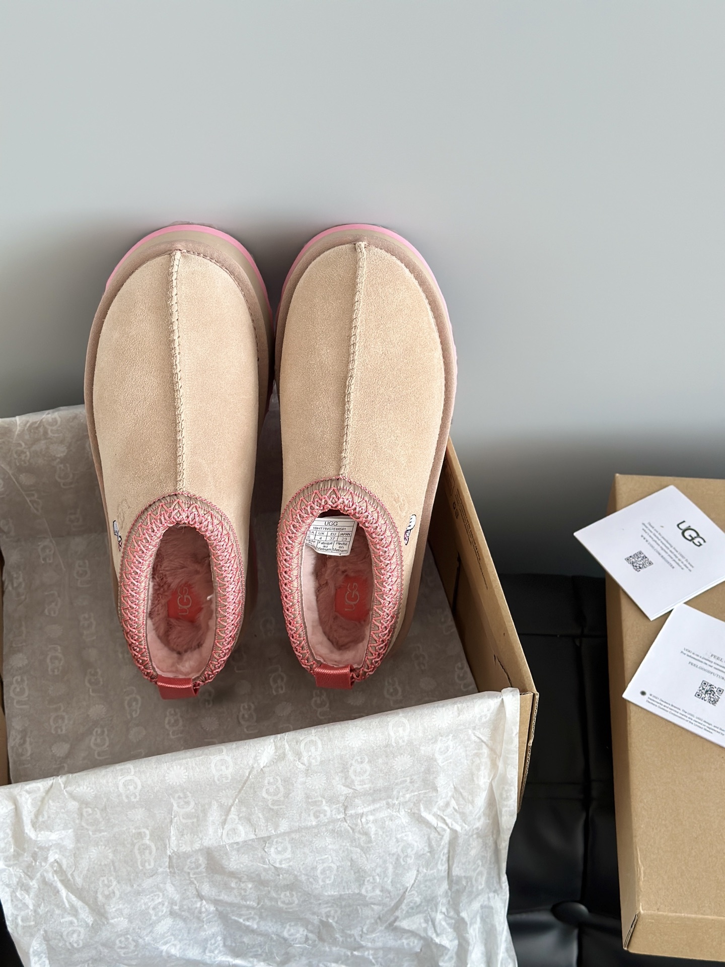 UGG 秋冬新品塔茨Tazz情人节限定比心🫰厚底羊毛拖鞋一脚蹬毛毛鞋雪地靴新款毛拖采用民族风编织刺绣复古